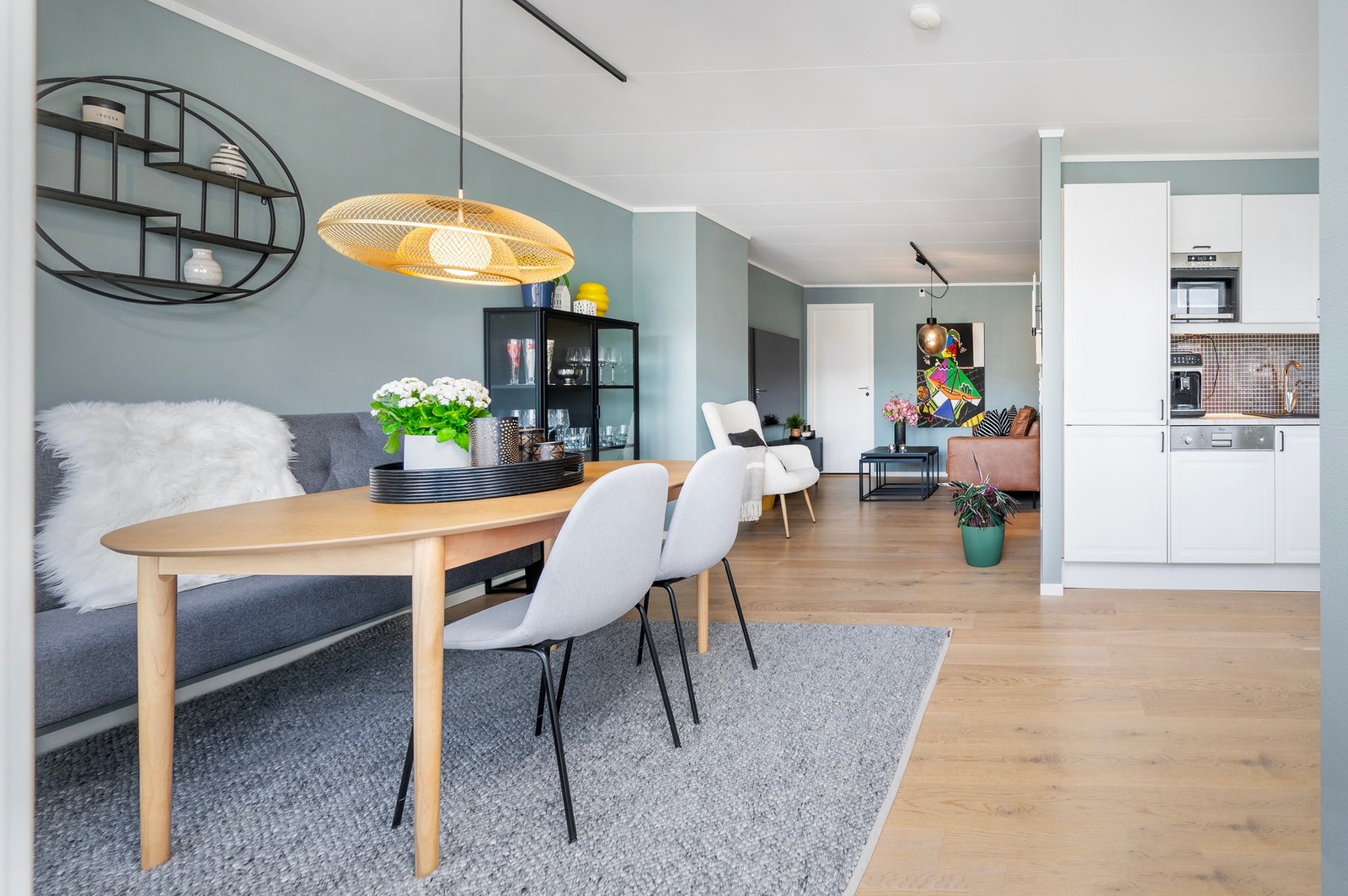 Stor spisestue like ved kjøkkenet med plass til mange gjester. Galleribilde