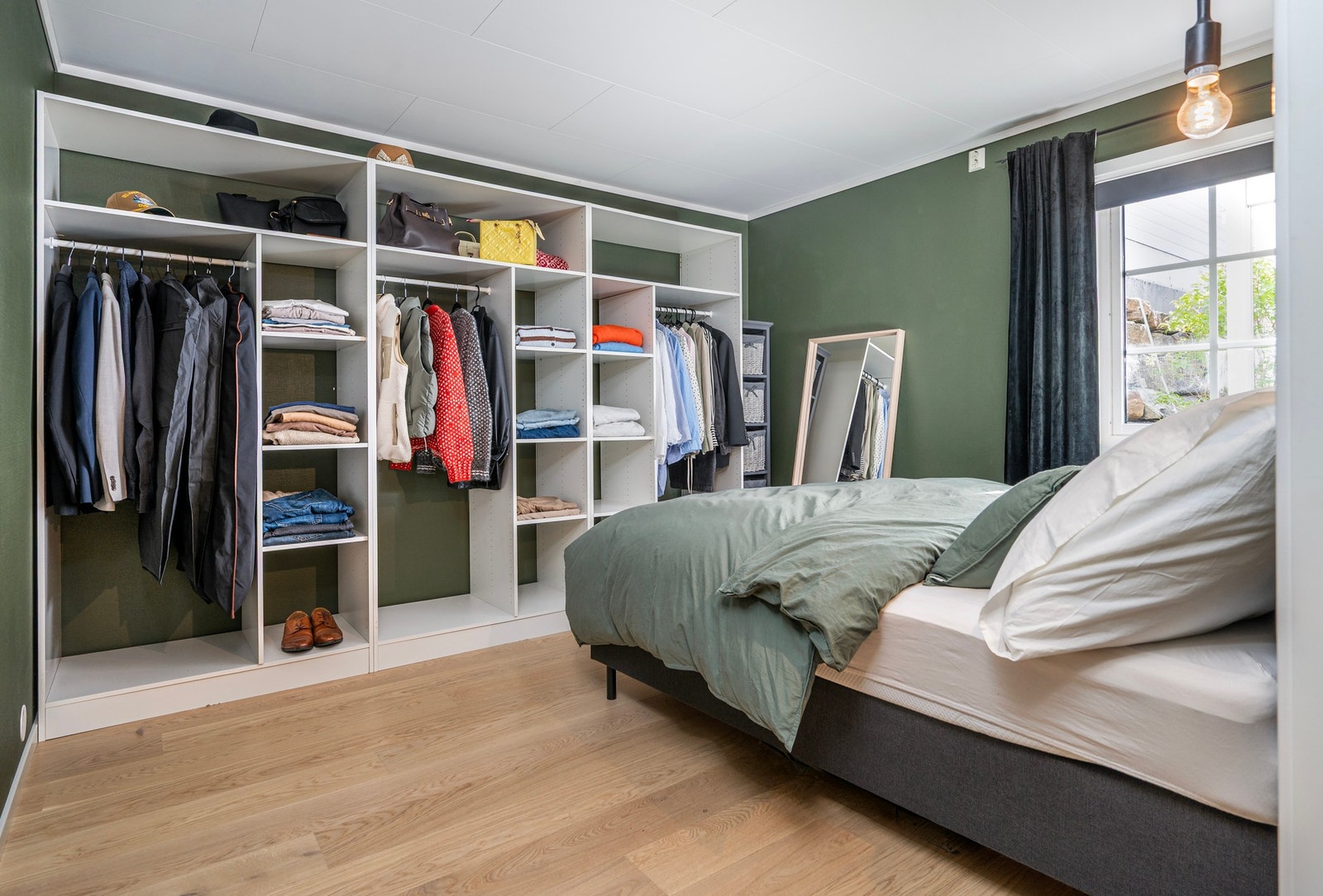 Stort hovedsoverom med stor garderobe. Galleribilde