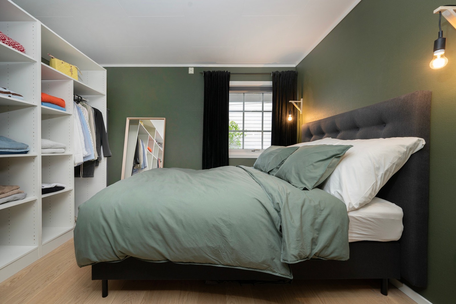 Stort hovedsoverom med stor garderobe. Galleribilde