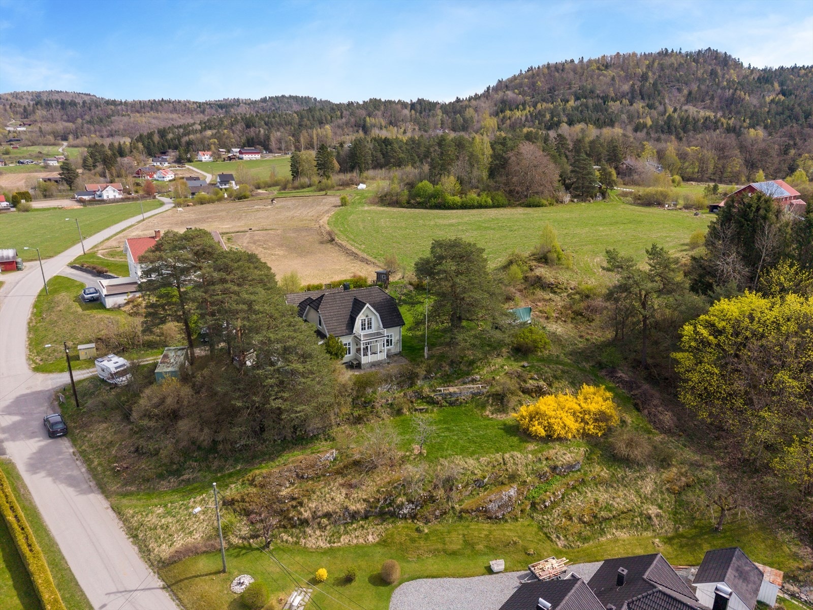 Attraktiv boligtomt i landlige og idylliske omgivelser! Drømmer du om å bygge bolig i rolige og naturskjønne omgivelser? Denne flotte tomten ligger solrikt til i et etablert og familievennlig boligområde, med nydelig utsikt mot åser og kulturlandskap. Galleribilde