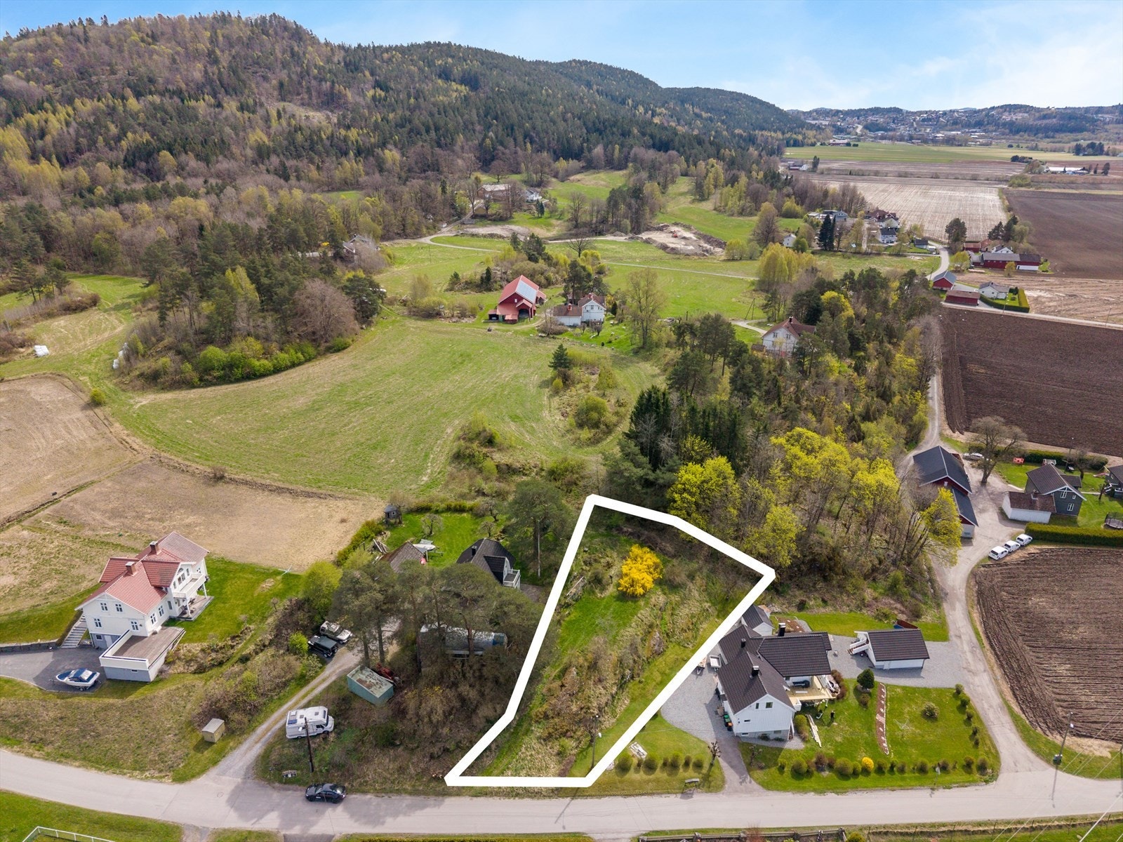 Ubebygd og solrik tomt med grønne omgivelser og i landlig idyll Bjerketvedt- 2 km fra sentrum Galleribilde