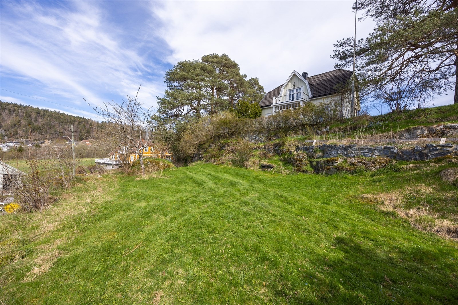 Tomten egner seg godt for oppføring av enebolig eller familiebolig (med forbehold om gjeldende regulering). Galleribilde