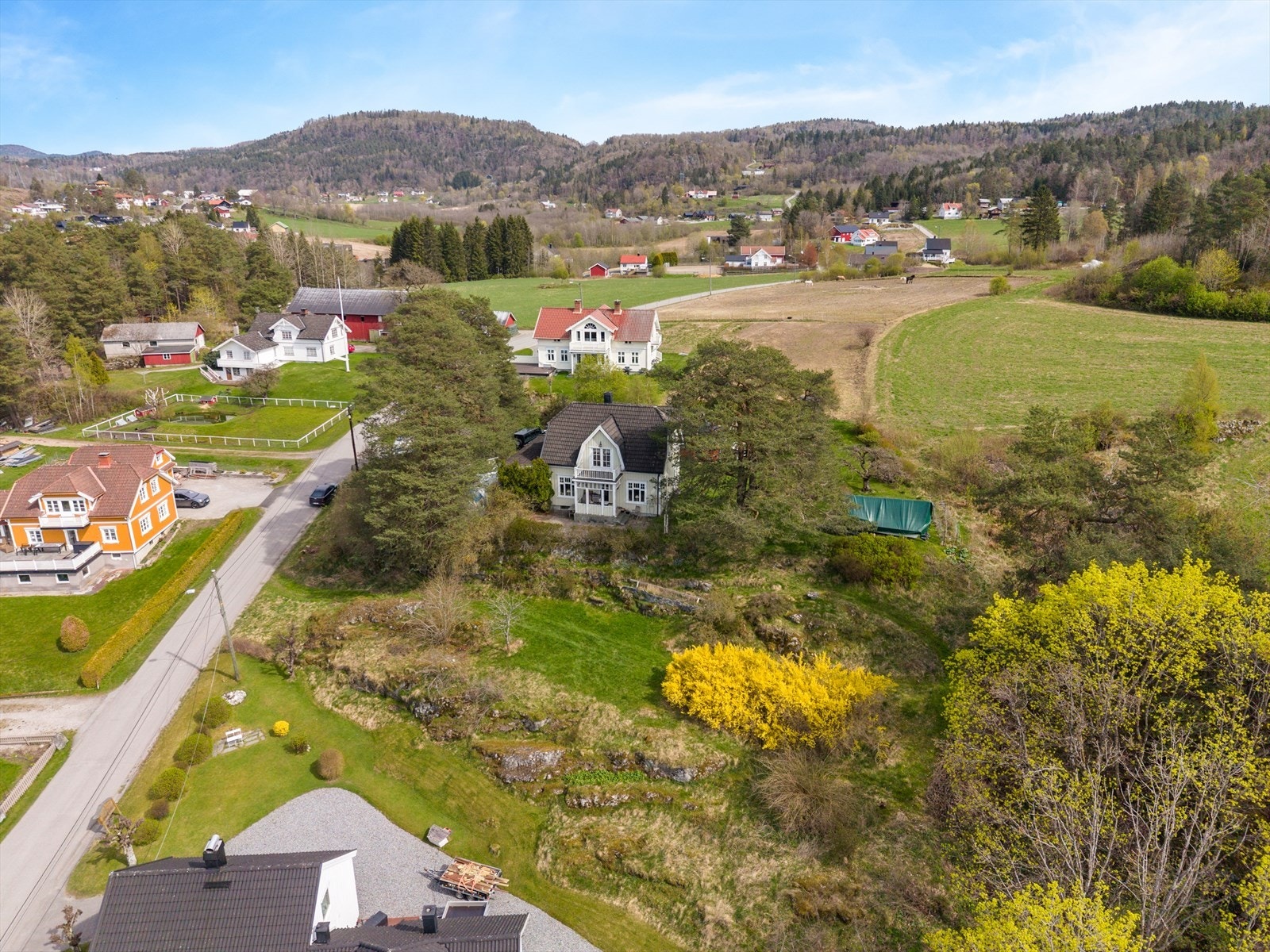 En attraktiv beliggenhet som kombinerer landlig ro med nærhet til byens fasiliteter. Galleribilde