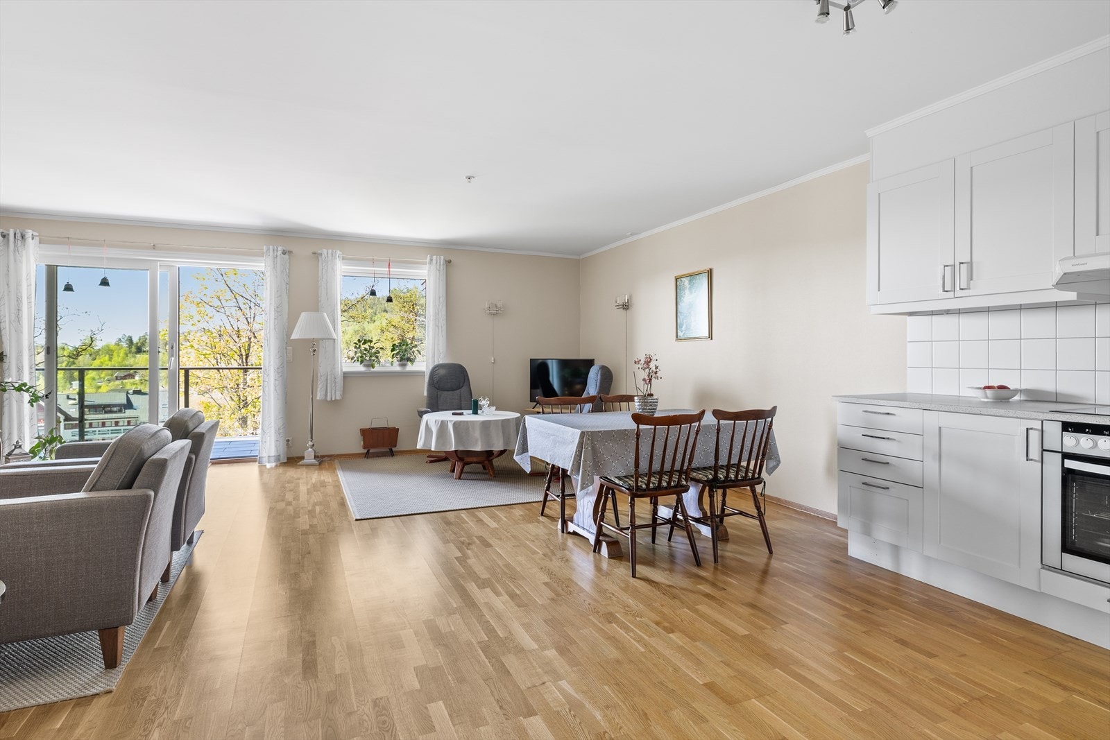 Her har man god plass til å invitere venner og familie til hyggelig lag. Galleribilde