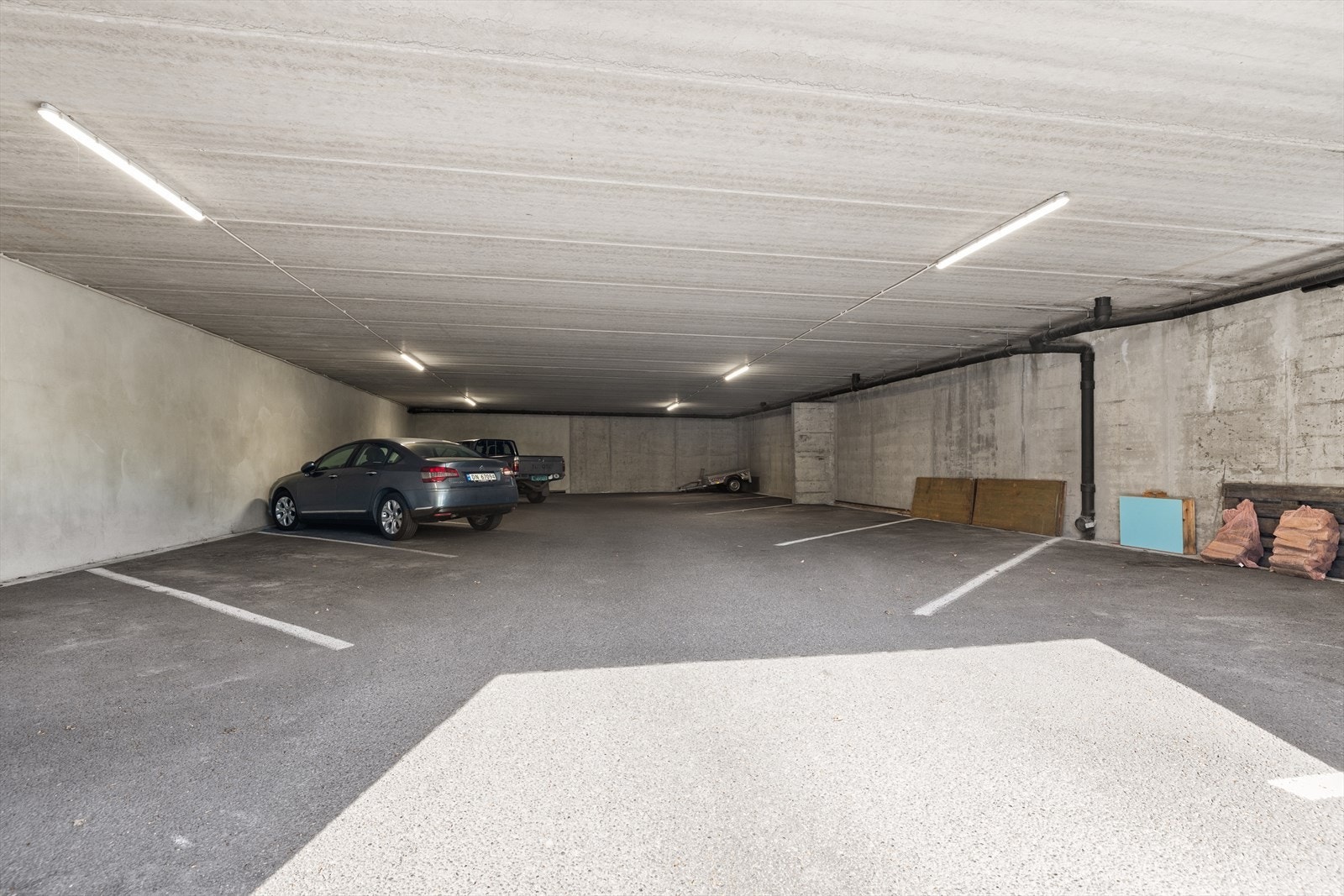 Det er gjesteparkering både innendørs og utendørs. Galleribilde