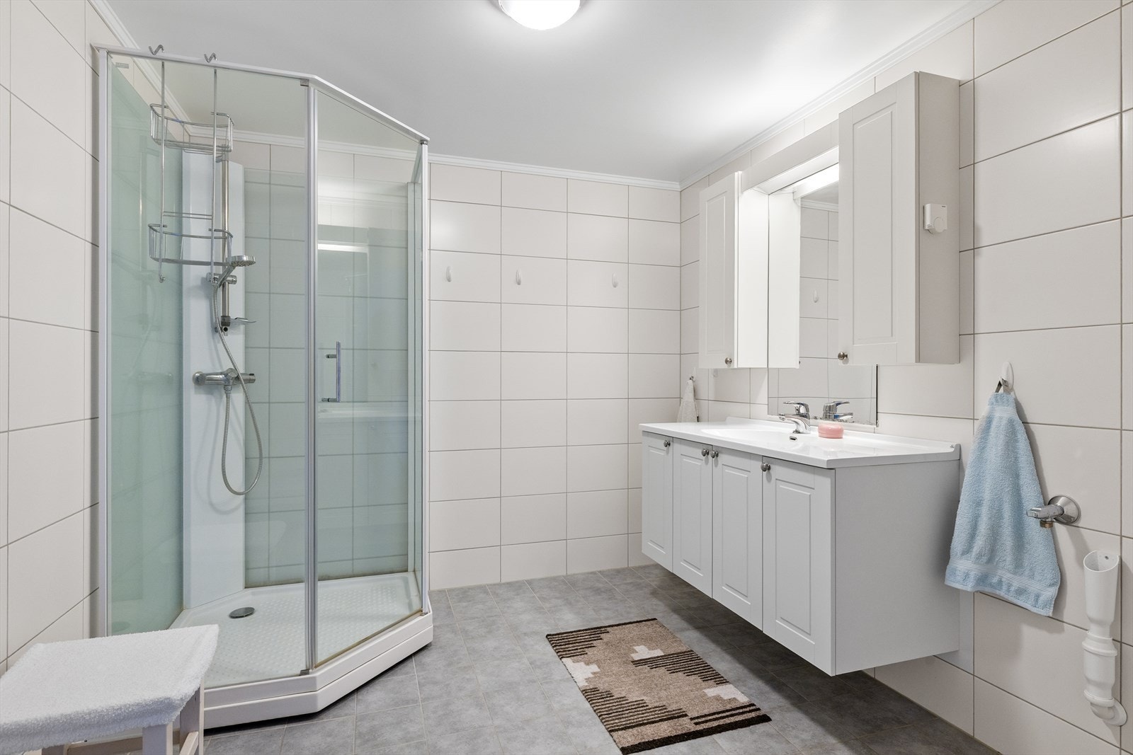 Badet ble oppført i byggeår (2012) og holder en god, funksjonell standard. Badet er innredet med nedfelt servant, vegghengt speil, veggmontert toalett og dusjkabinett, i tillegg til opplegg for vaskemaskin. Galleribilde