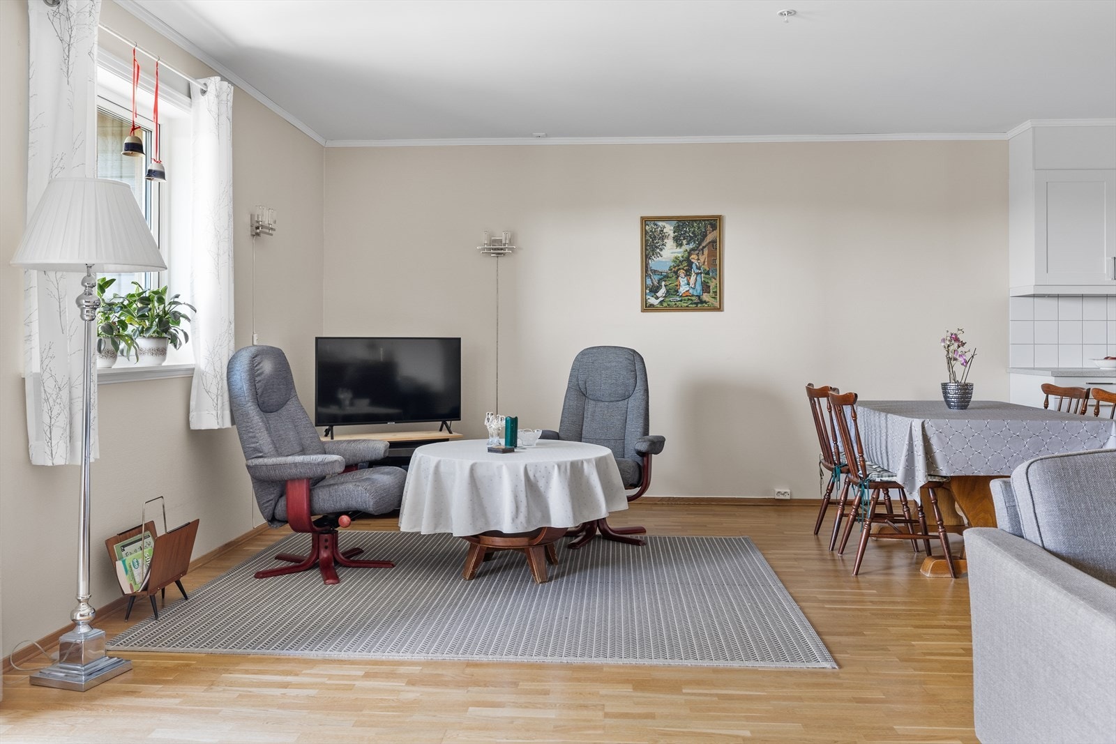 Romslig stue i åpen løsning til kjøkken med mulighet for møblering i ulike soner. Galleribilde