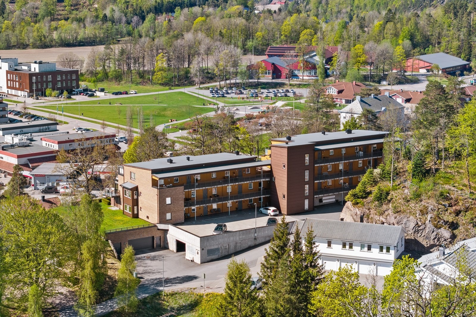Det er kort vei til Andebu sentrum med dagligvarebutikk, skole, barnehage og øvrige servicetilbud. Galleribilde