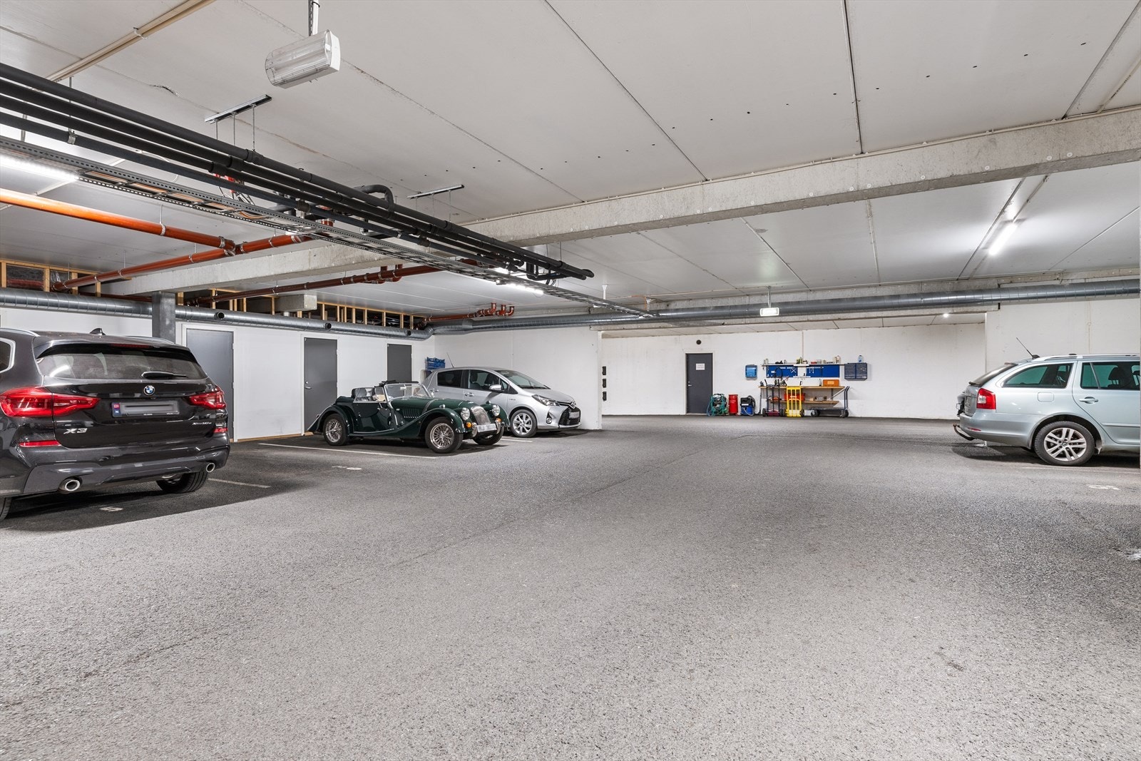 Plass nr 7 medfølger leiligheten, her har du også bod i bakkant av parkeringsplassen. Galleribilde