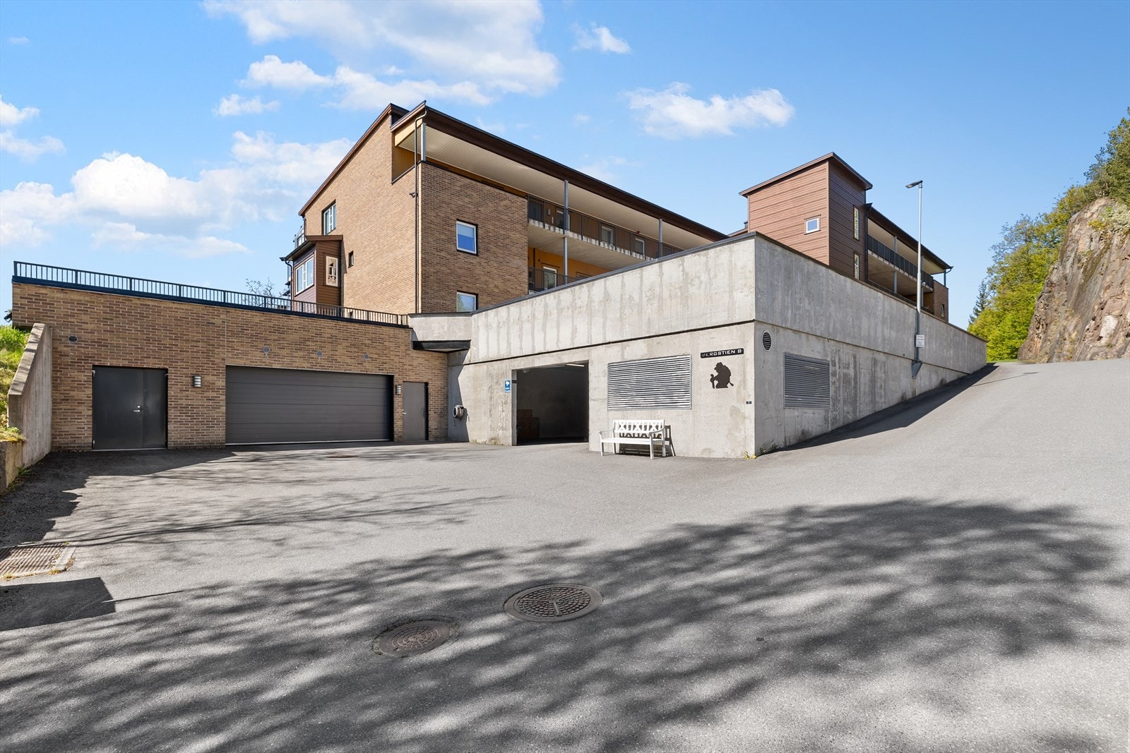 Med leiligheten følger også en parkeringsplass i lukket garasjeanlegg. Sameiet har i tillegg mange plasser til gjesteparkering. Galleribilde