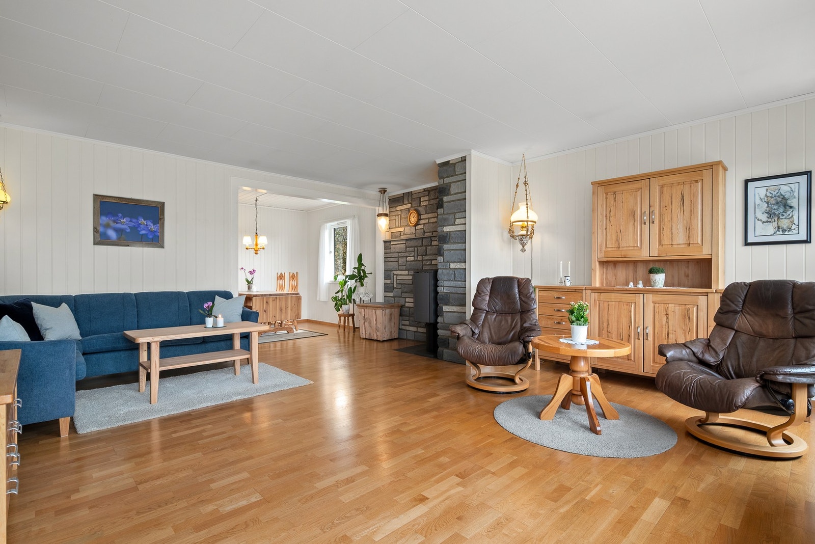 Her er det etablert vedovn og varmepumpe som gode oppvarmingskilder. Galleribilde