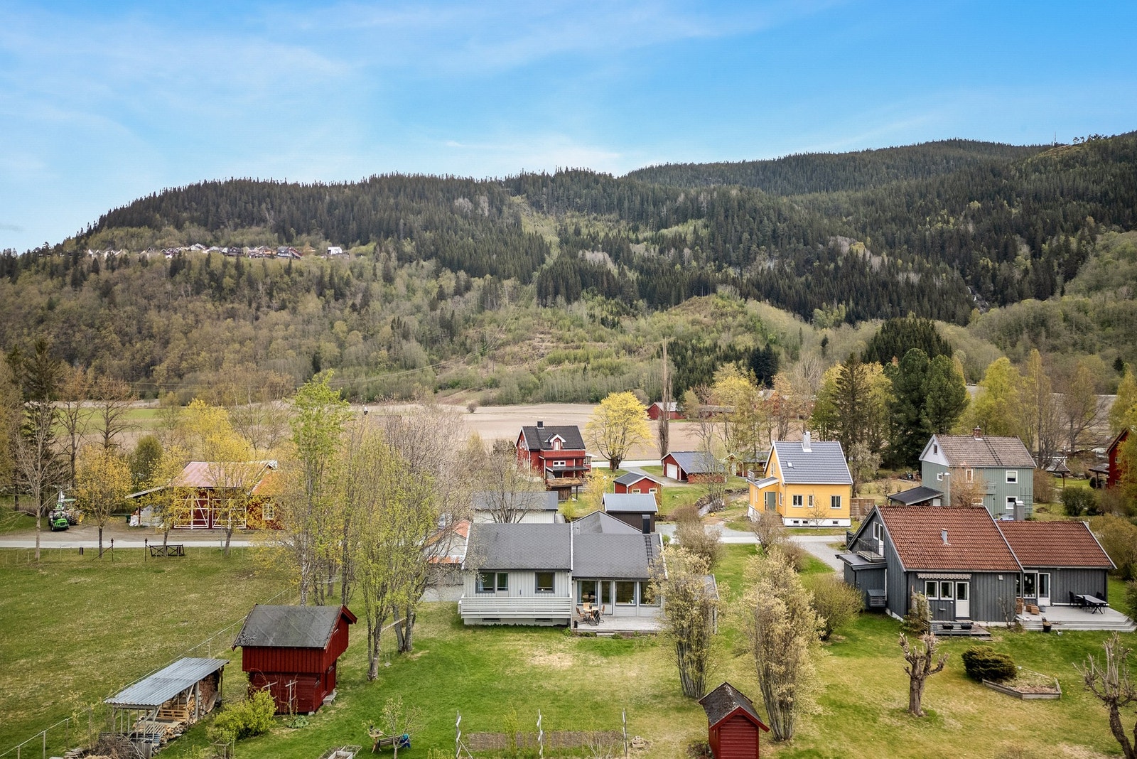 Boligen ligger skjermet til for trafikk og innsyn fra forbipasserende. Galleribilde