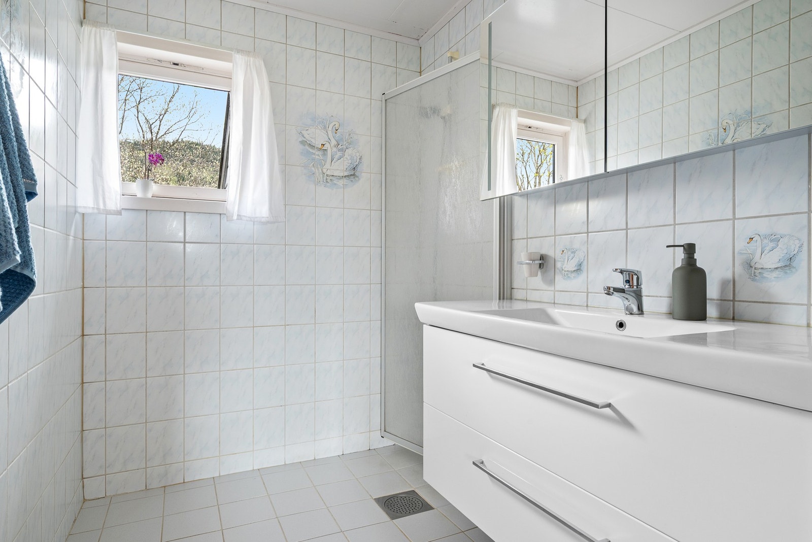 Badet har innredning med servant og dusjhjørne med innfellbare dusjvegger. Galleribilde