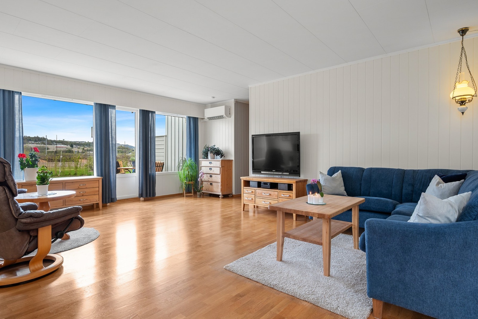 Her presenteres en flott og romslig familiebolig, med tilbaketrukket beliggenhet på Melhus. Galleribilde