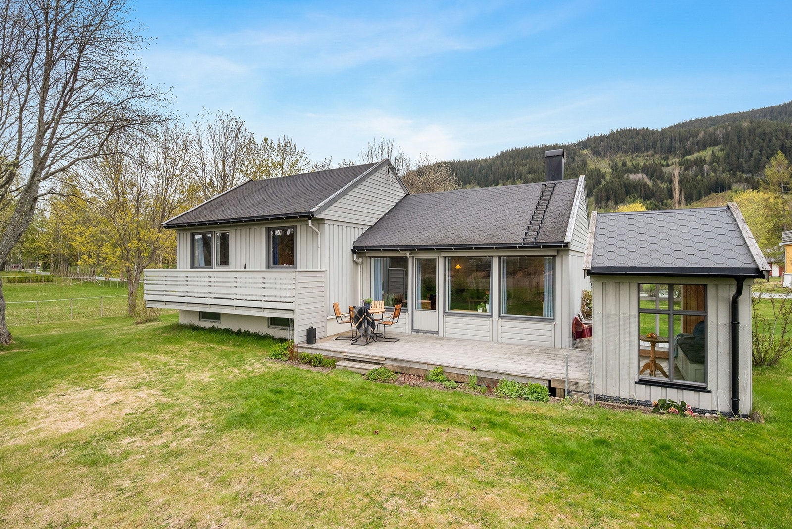 Fra terrassen har du umiddelbart tilgang til hagen. Galleribilde