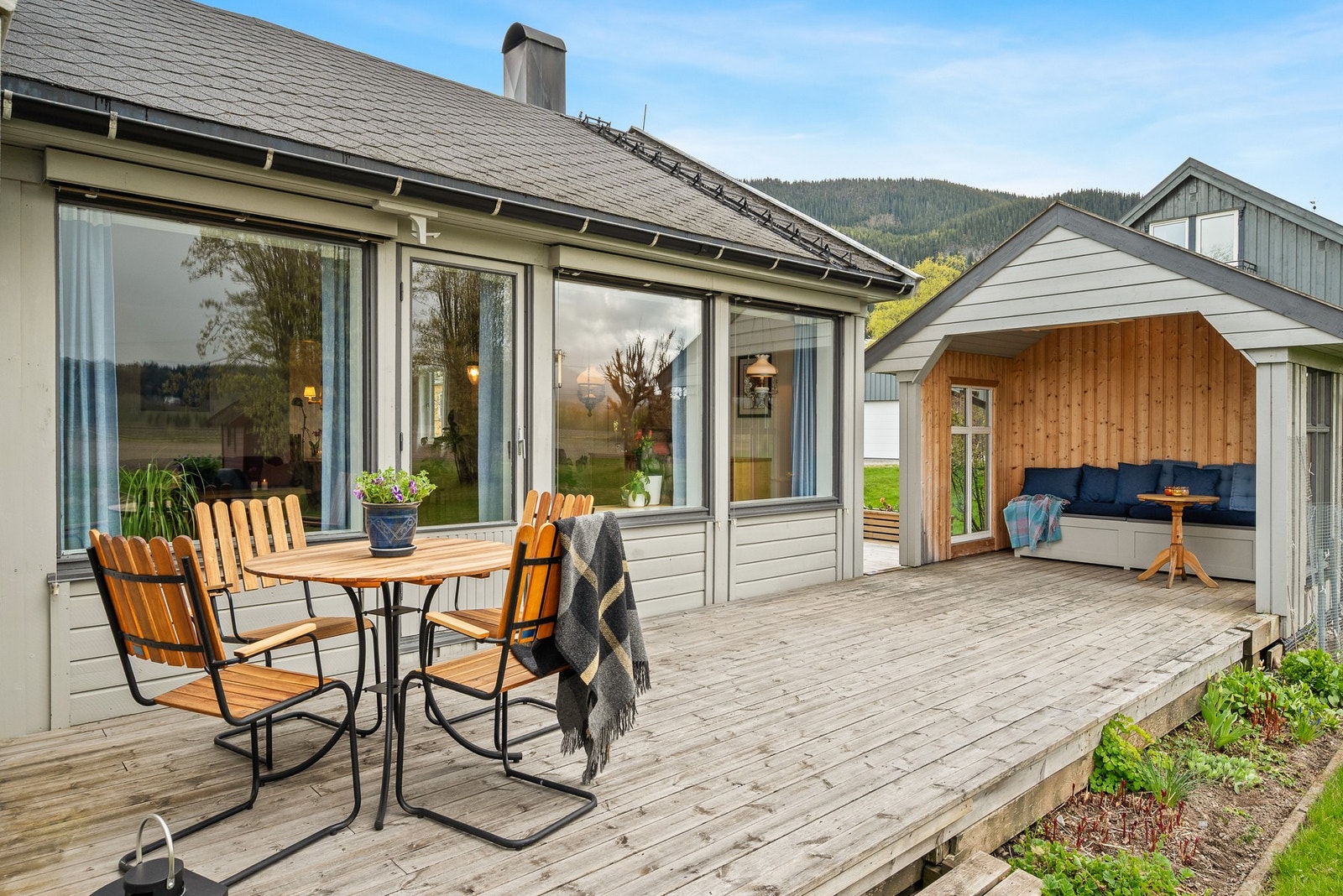 Fra stua er det utgang til terrasse og hagen. Galleribilde