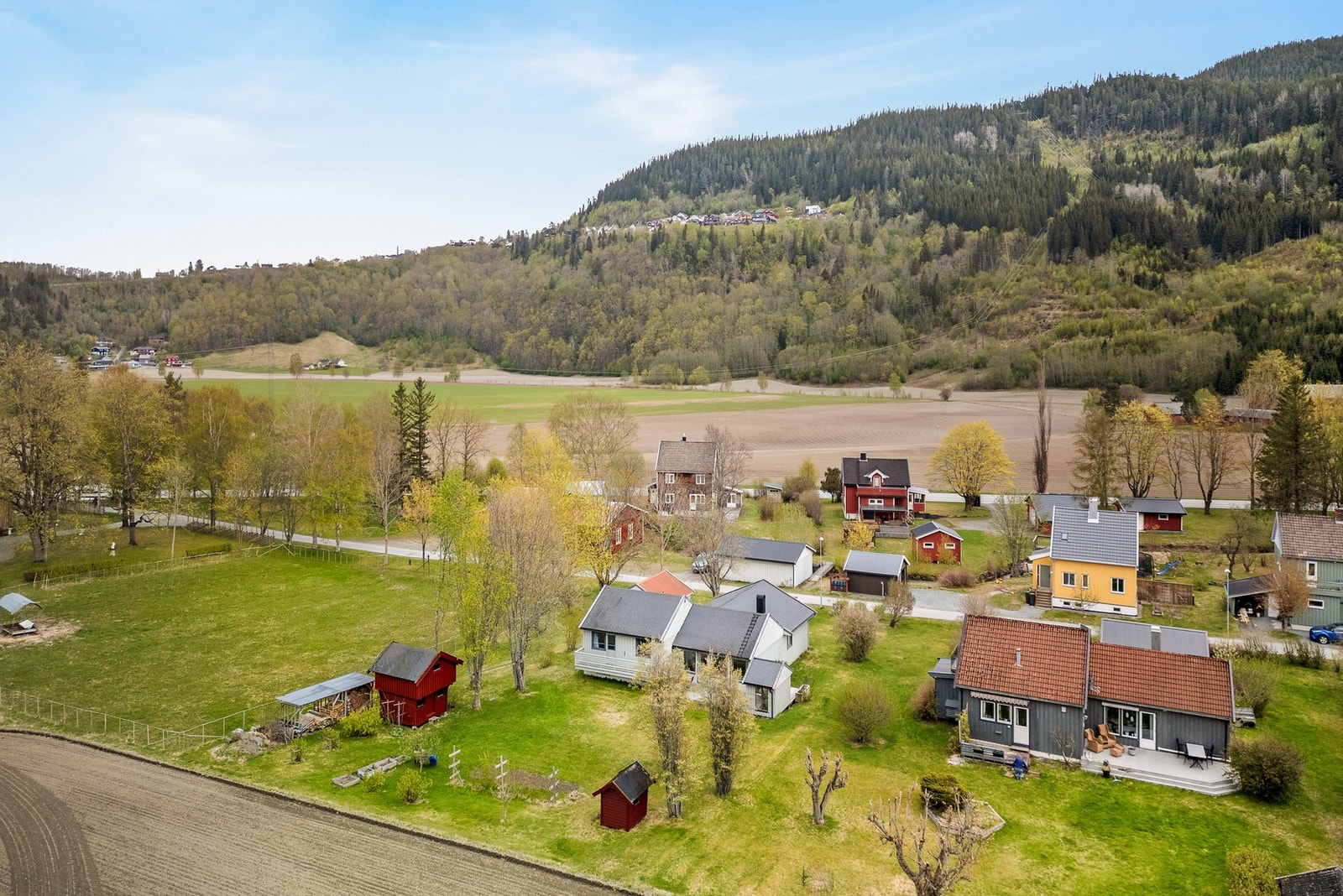 Nærmeste bussholderplass ligger kun 150 meter unna. Det er også flere avganger fra Melhus sentrum både med tog og buss. Galleribilde