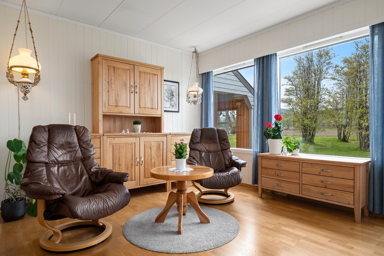 Boligen har romslige og gode oppholdsrom for hele familien. Galleribilde