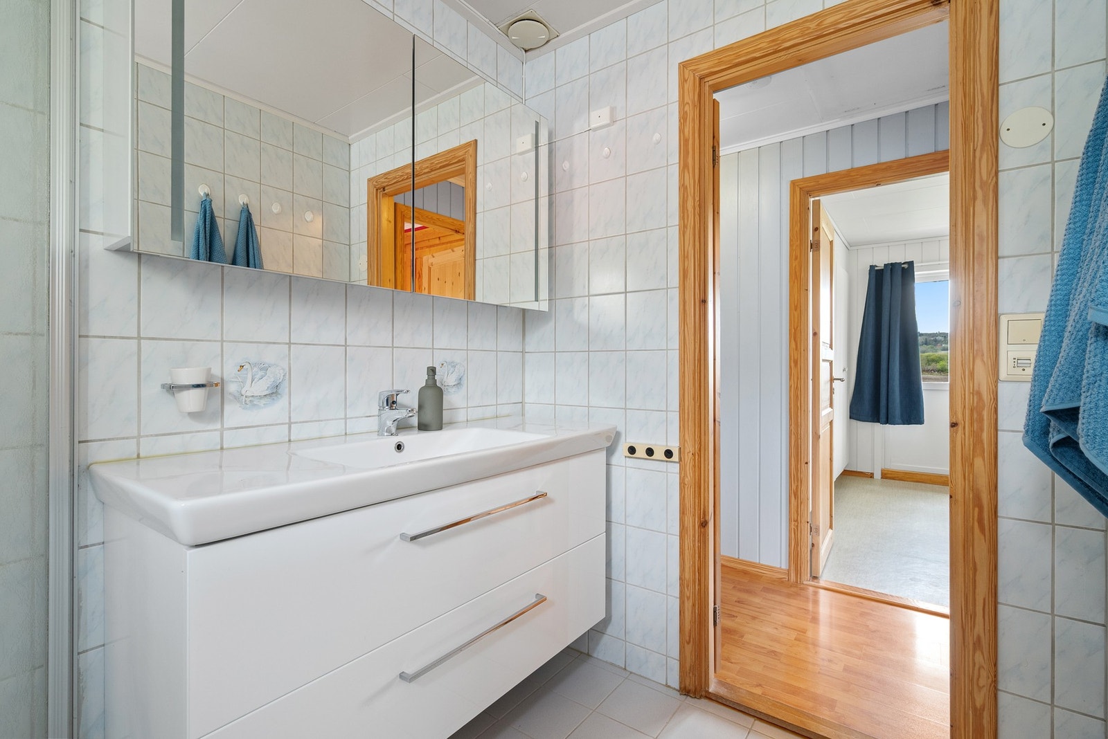 Badet er flislagt med varmekabler i gulv. Galleribilde