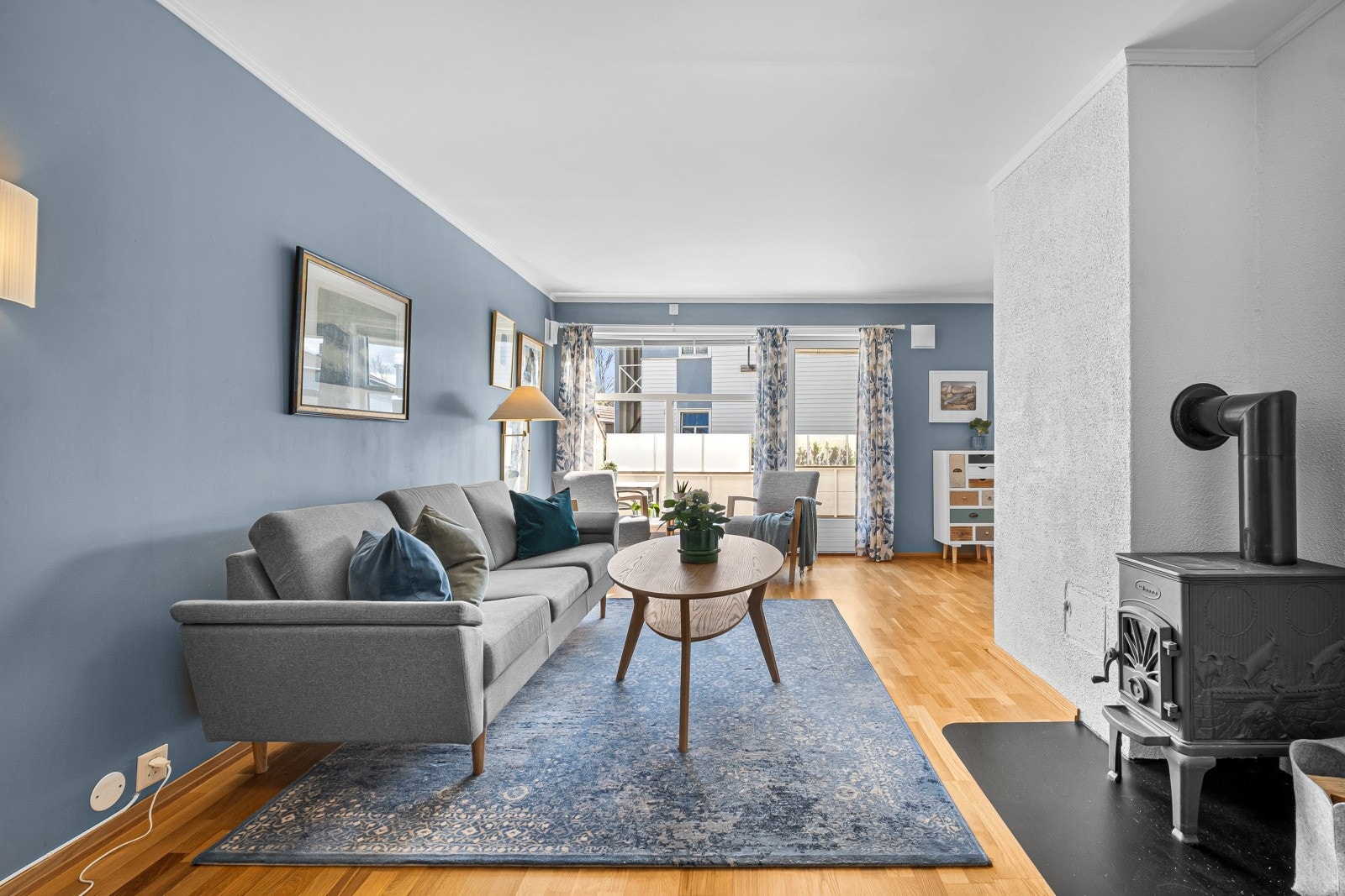 Fra stuen er det utgang til romslig terrasse Galleribilde