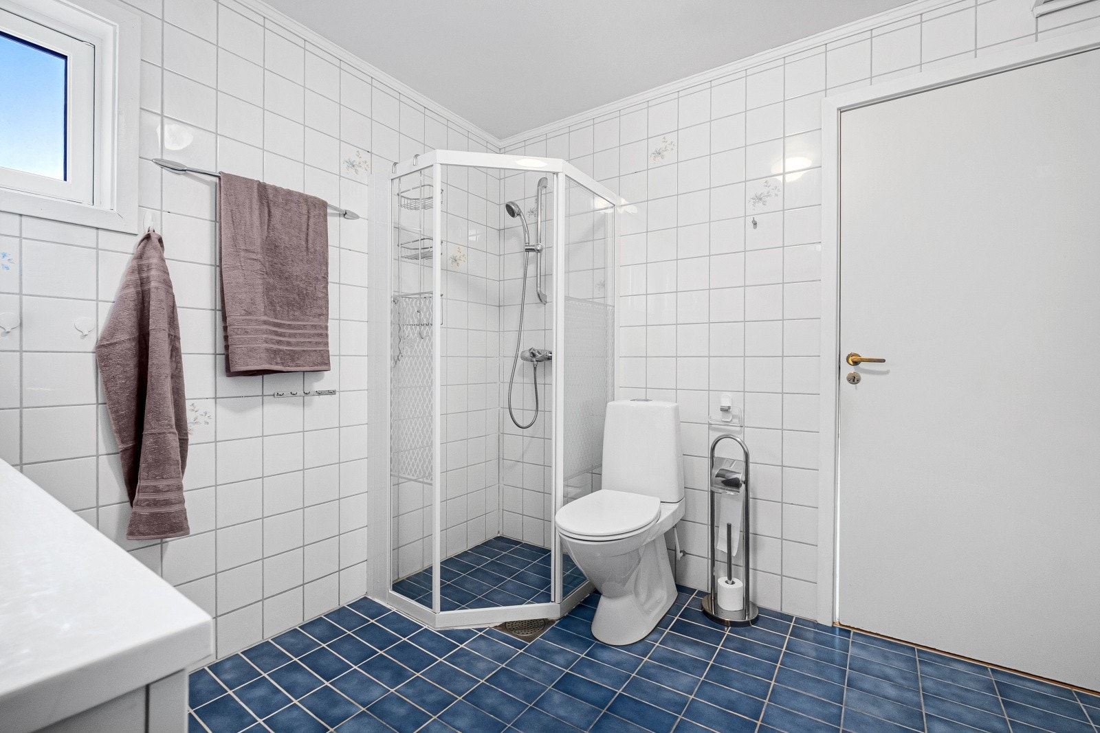 Badet oppleves romslig og består av dusj, toalett og innredning. Galleribilde