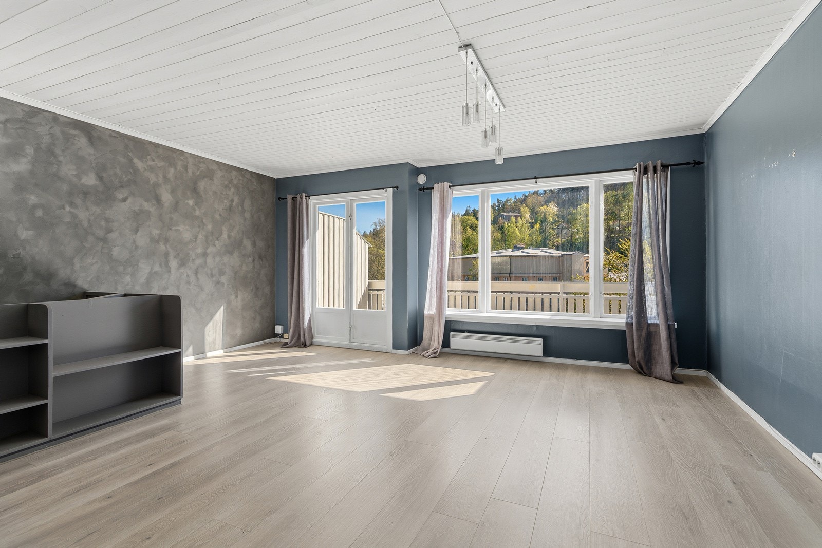 Rekkehuset har et oppgraderingsbehov, noe som gir kjøper gode muligheter til å sette sitt eget preg og skape en moderne bolig tilpasset egne behov Galleribilde
