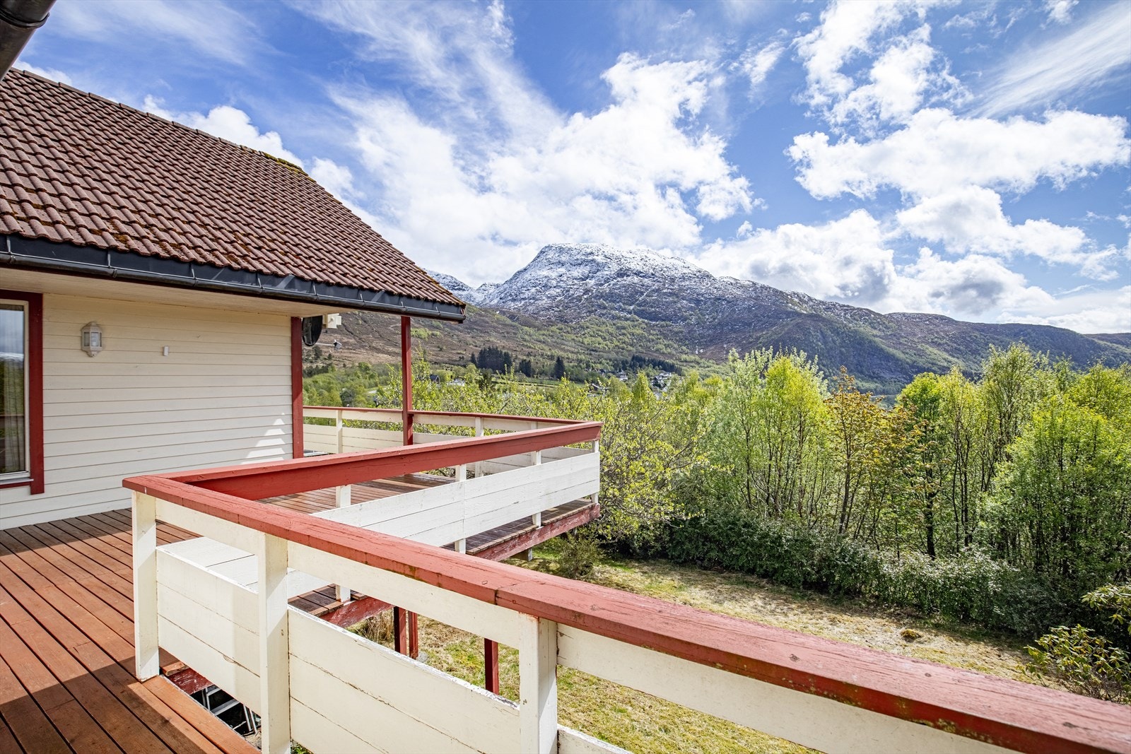 Ved boligens hovedetasje er det også stor terrasse på ca. 30 m² med tilkomst fra stue, hovedsoverom og terreng | her er fin utsikt og gode solforhold Galleribilde