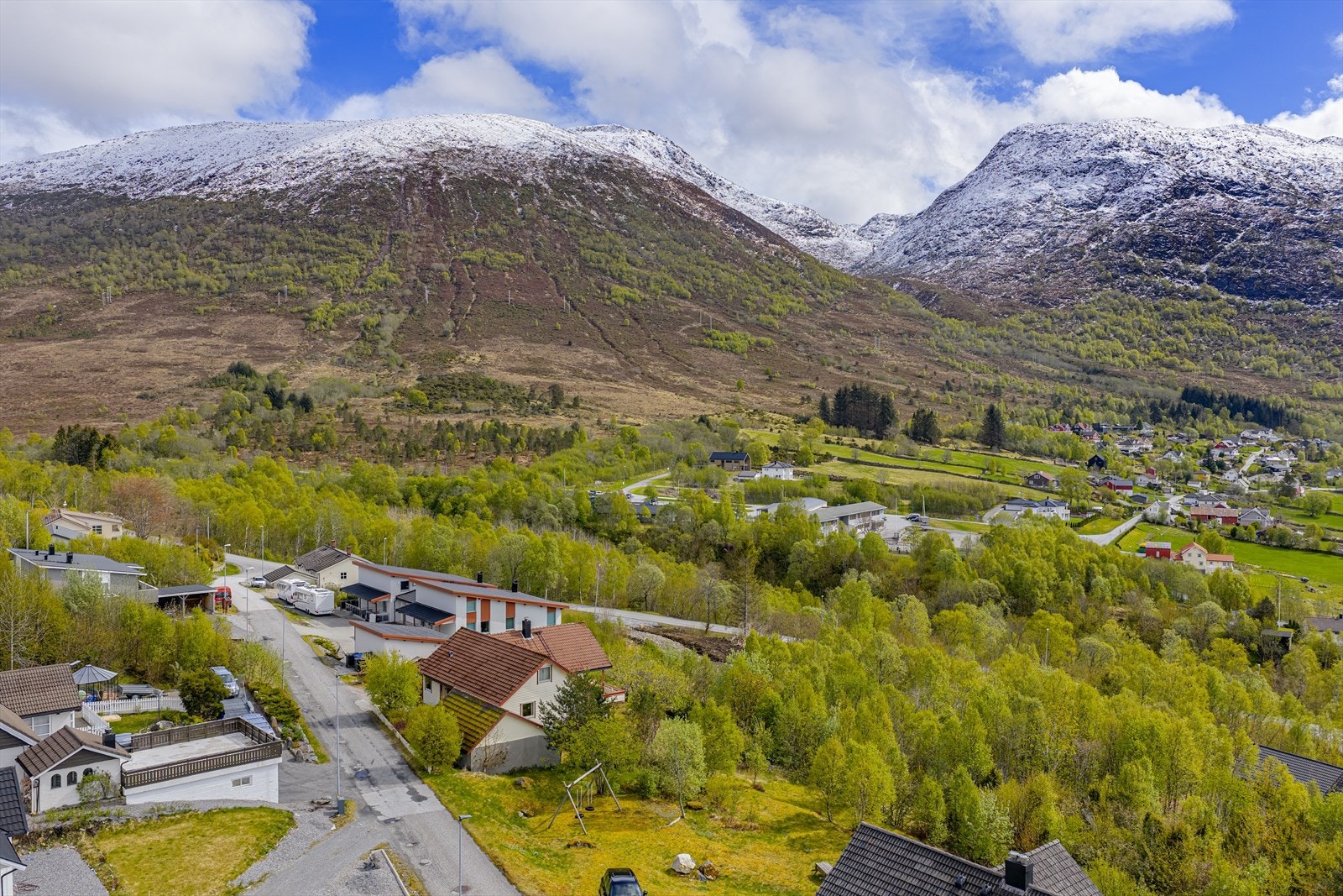Eiendommen har en meget fin beliggenhet i Solsida på Haddal, et etablert, rolig og barnevennlig boligområde Galleribilde