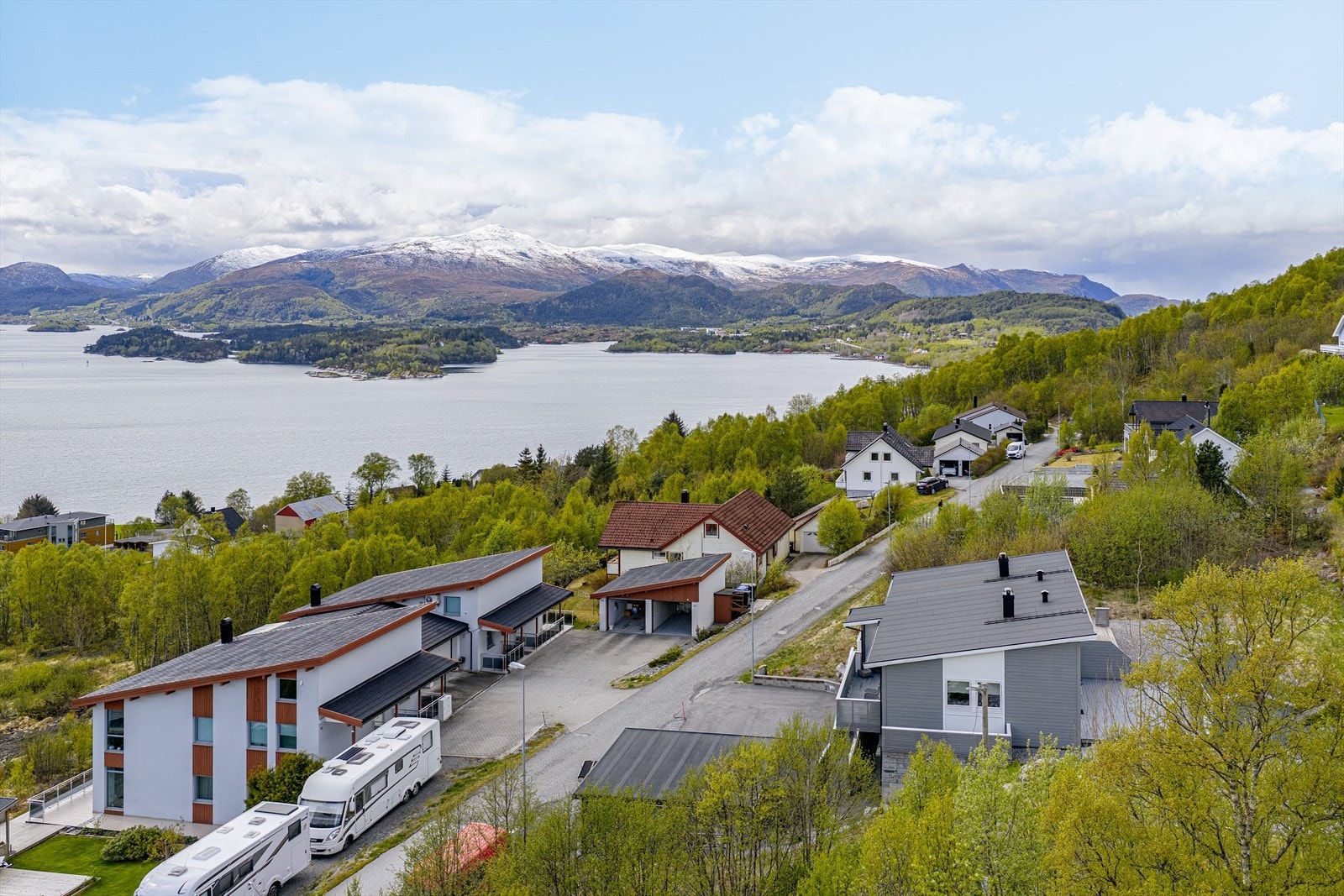 Eiendommen har en meget fin beliggenhet i Solsida på Haddal, et etablert, rolig og barnevennlig boligområde Galleribilde