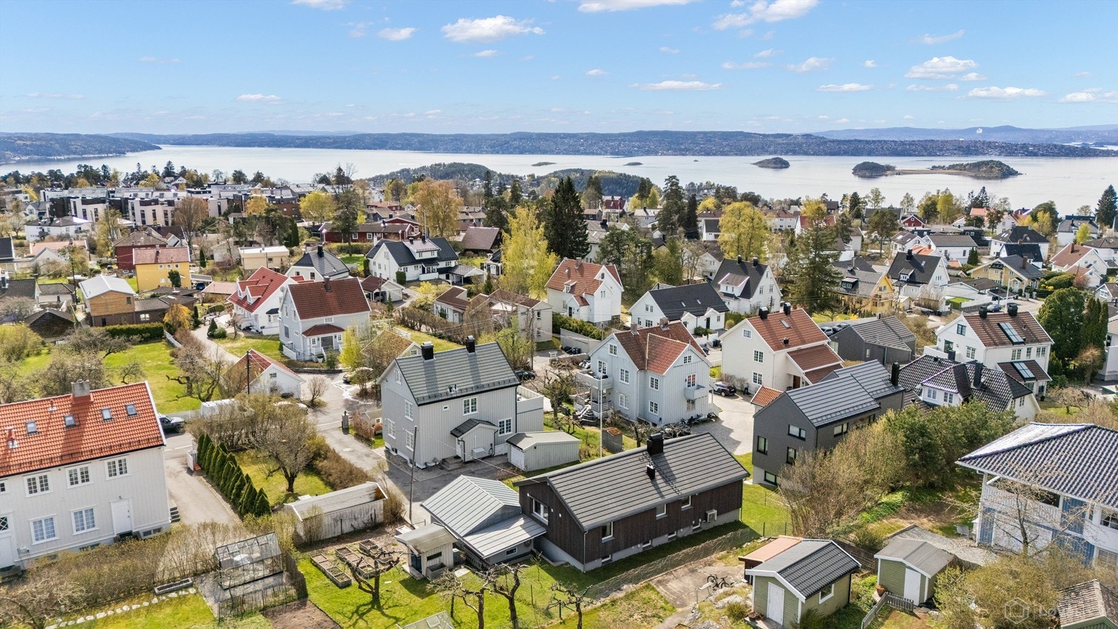I 2019 ble det lagt nytt yttertak med integrert solcellepanel i taksteinen mot syd Galleribilde