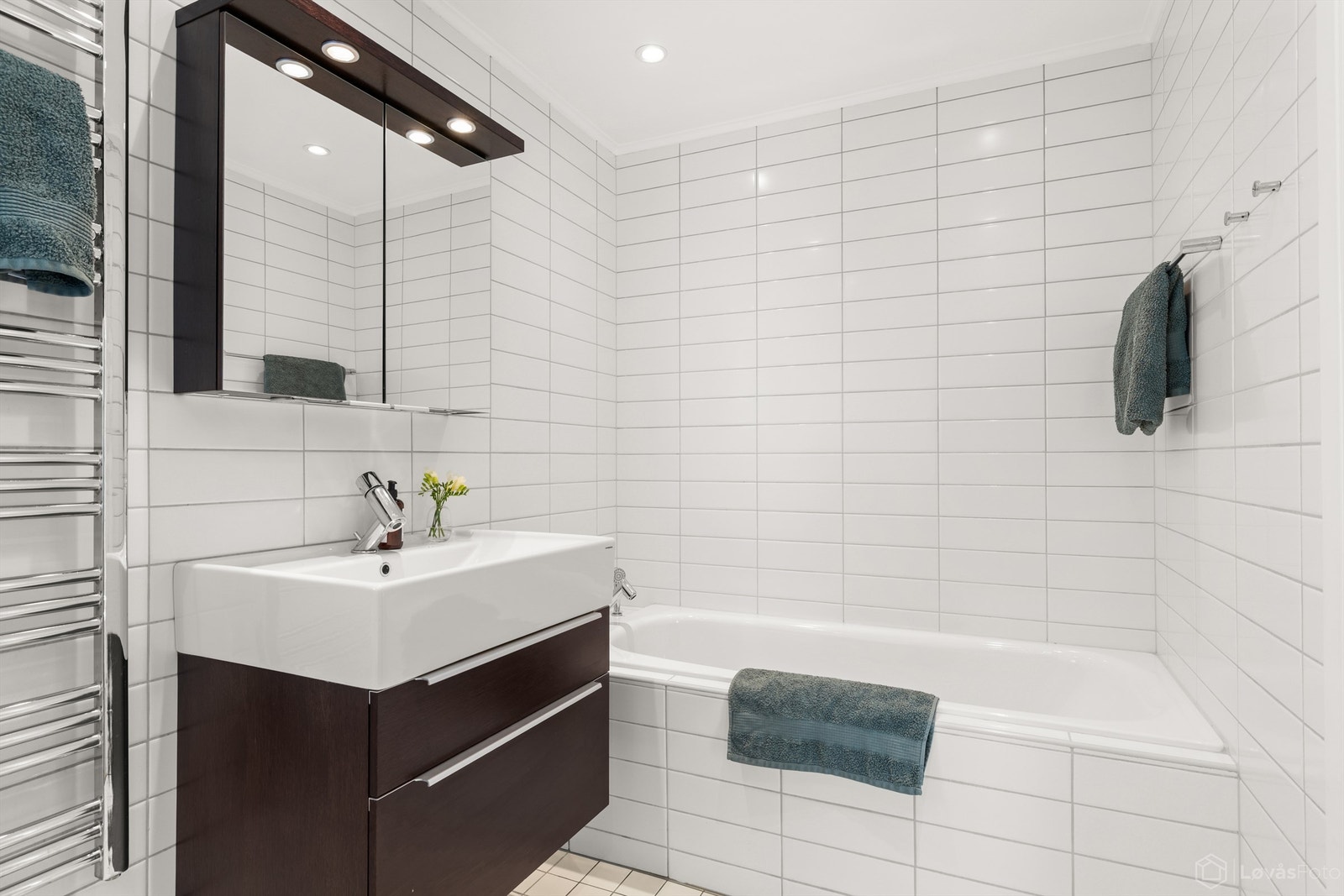 Badet har både badekar og dusj Galleribilde