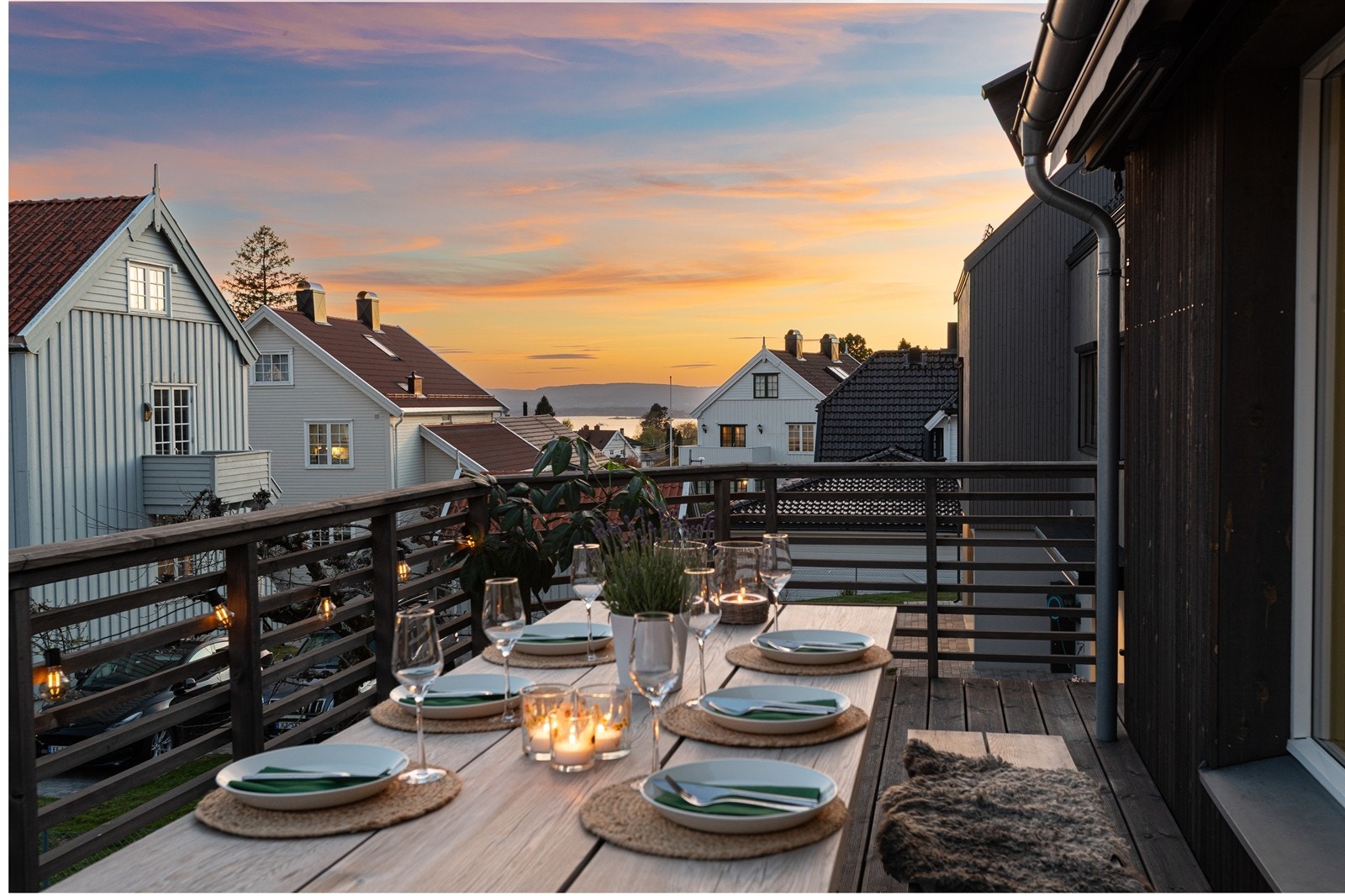 Eiendommen har en solrik og flott beliggenhet ved Holtet Hageby, omgitt av naboenes karakteristiske hus og hager. Terrasse med noe fjordgløtt og trapp ned til en pent opparbeidet hage Galleribilde