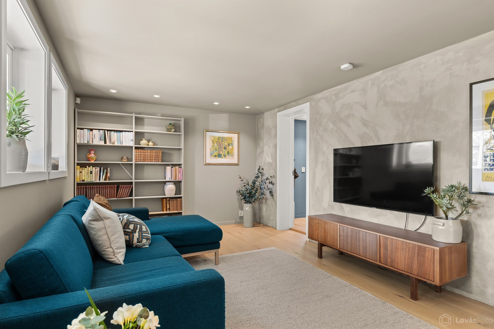 Rommet har god plass til en stor sofagruppe og mediamøbler Galleribilde