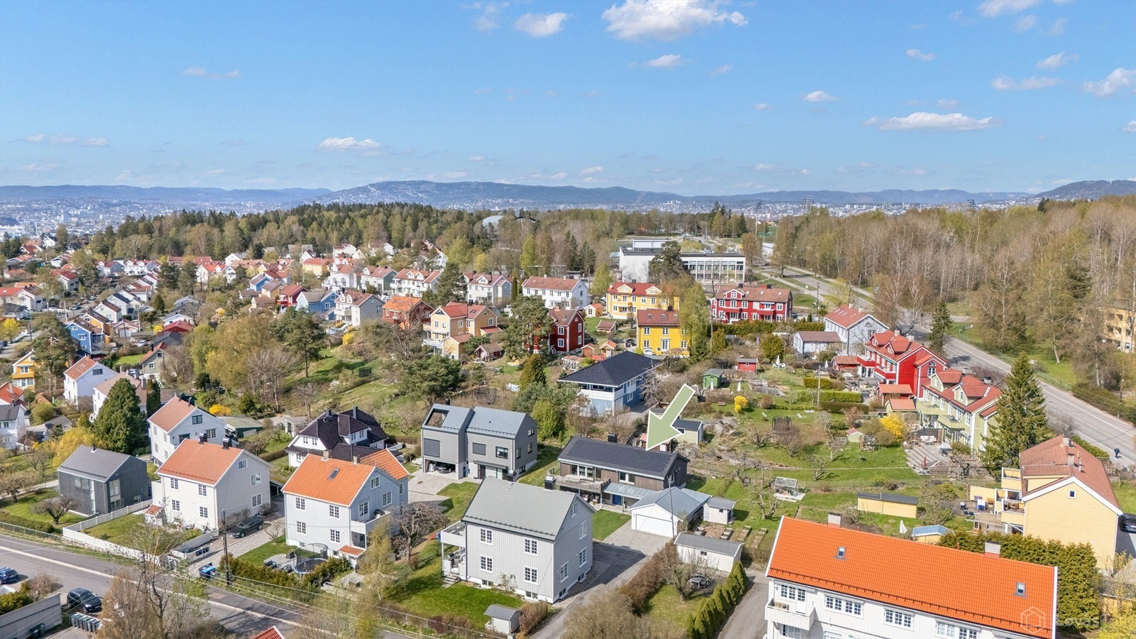 Sandstuveien 10B har en solrik og flott beliggenhet ved Holtet Hageby, omgitt av naboenes karakteristiske hus og hager. Eiendommen ligger tilbaketrukket i andre husrekke fra vei Galleribilde