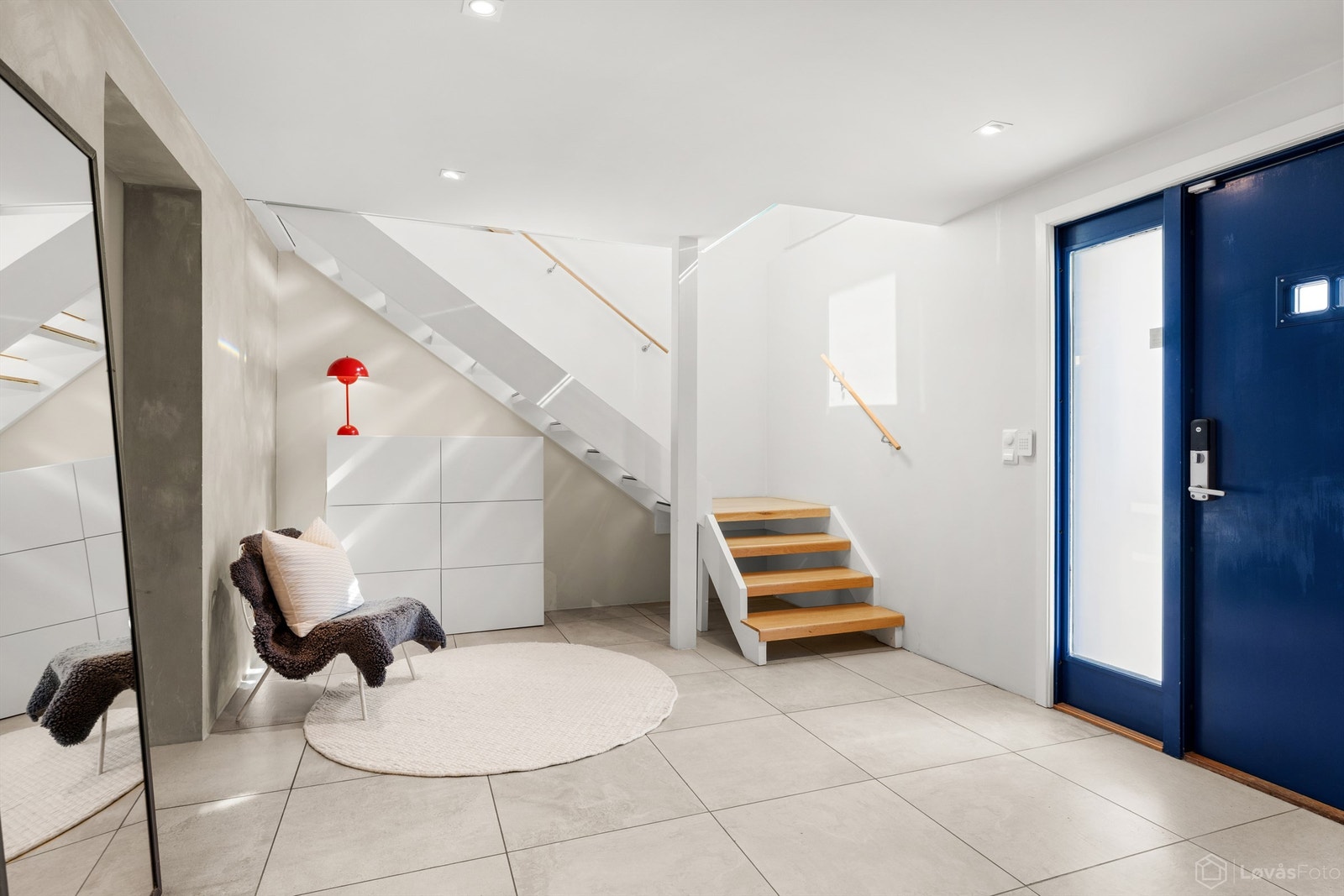Stor entré/hall med store gulvfliser med vannbåren gulvvarme Galleribilde