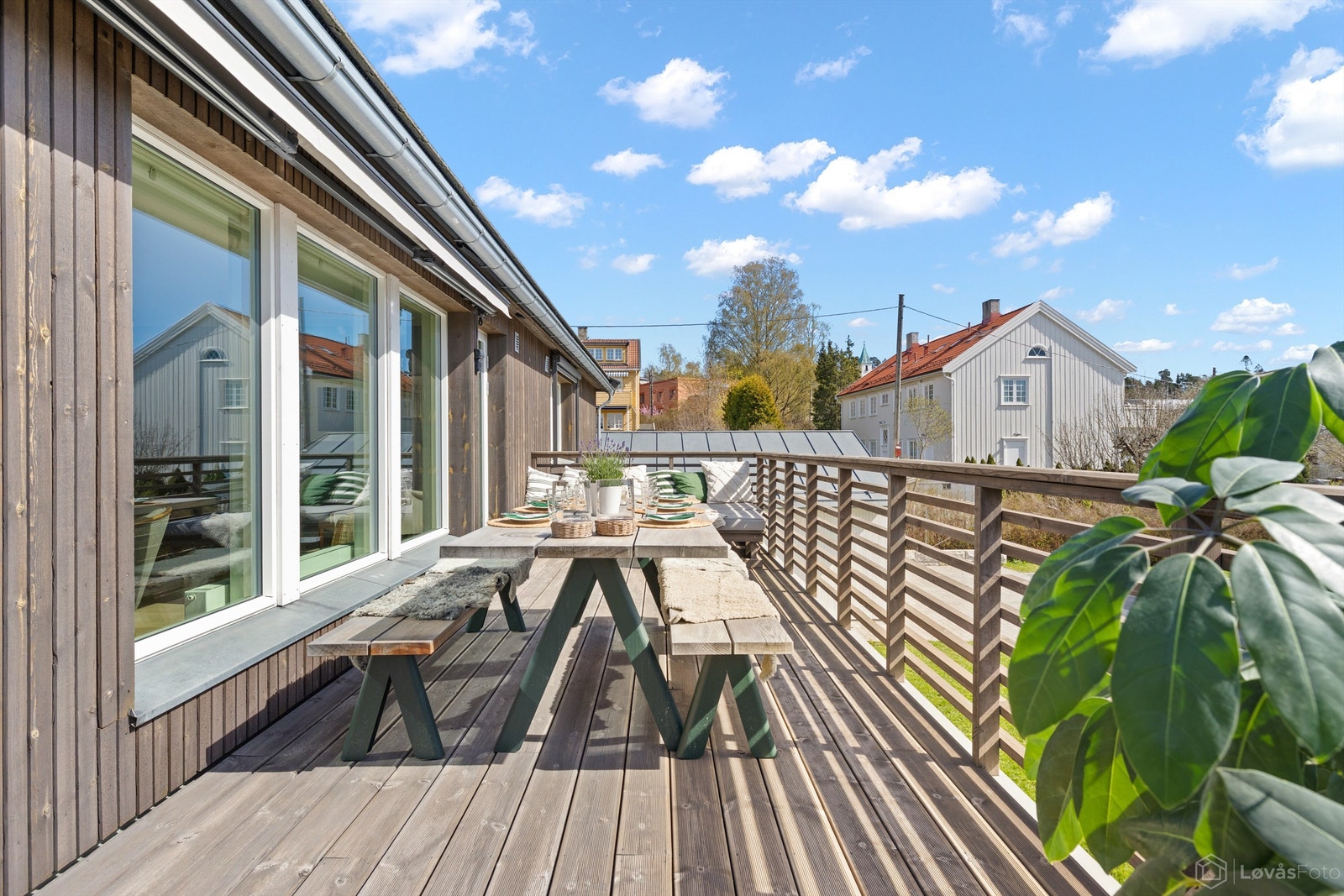 En solrik og privat uteplass med god plass for sosiale sammenkomster Galleribilde