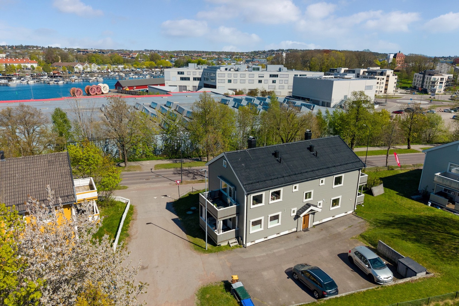 Her bor man sentralt, men skjermet, hvor det rolige nabolaget har en god blanding av barnefamilier og godt voksne Galleribilde