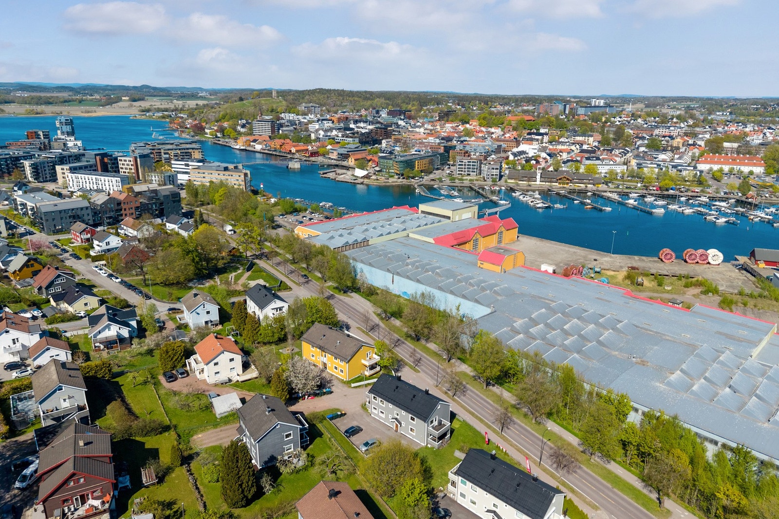 Alt ligger til rett for aktive dager, rett ved lysløyper og turområder i Teieskogen, og med kort vei til badeplasser, Rosanesparken og Slottsfjellfestivalen sommerstid Galleribilde