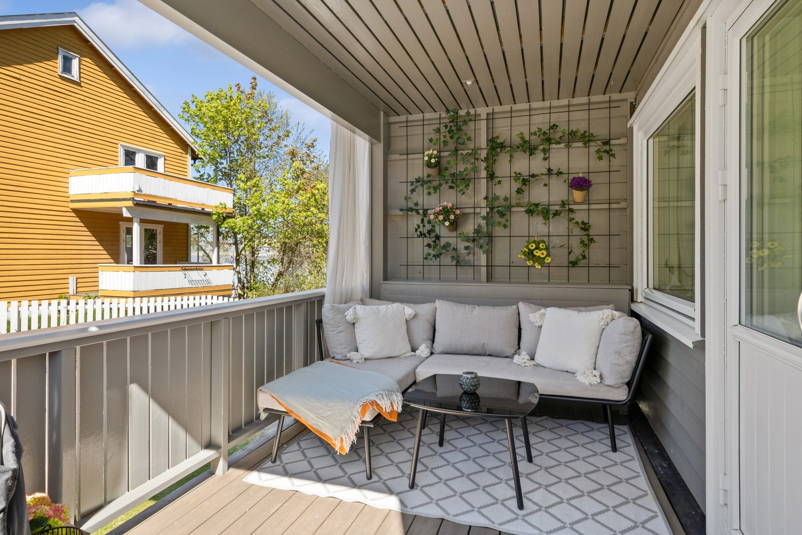 Terrassen har levegg på enden og trapp til parkeringen, og uterommet innbyr til stille stunder, så vel som lange, sosiale kvelder Galleribilde