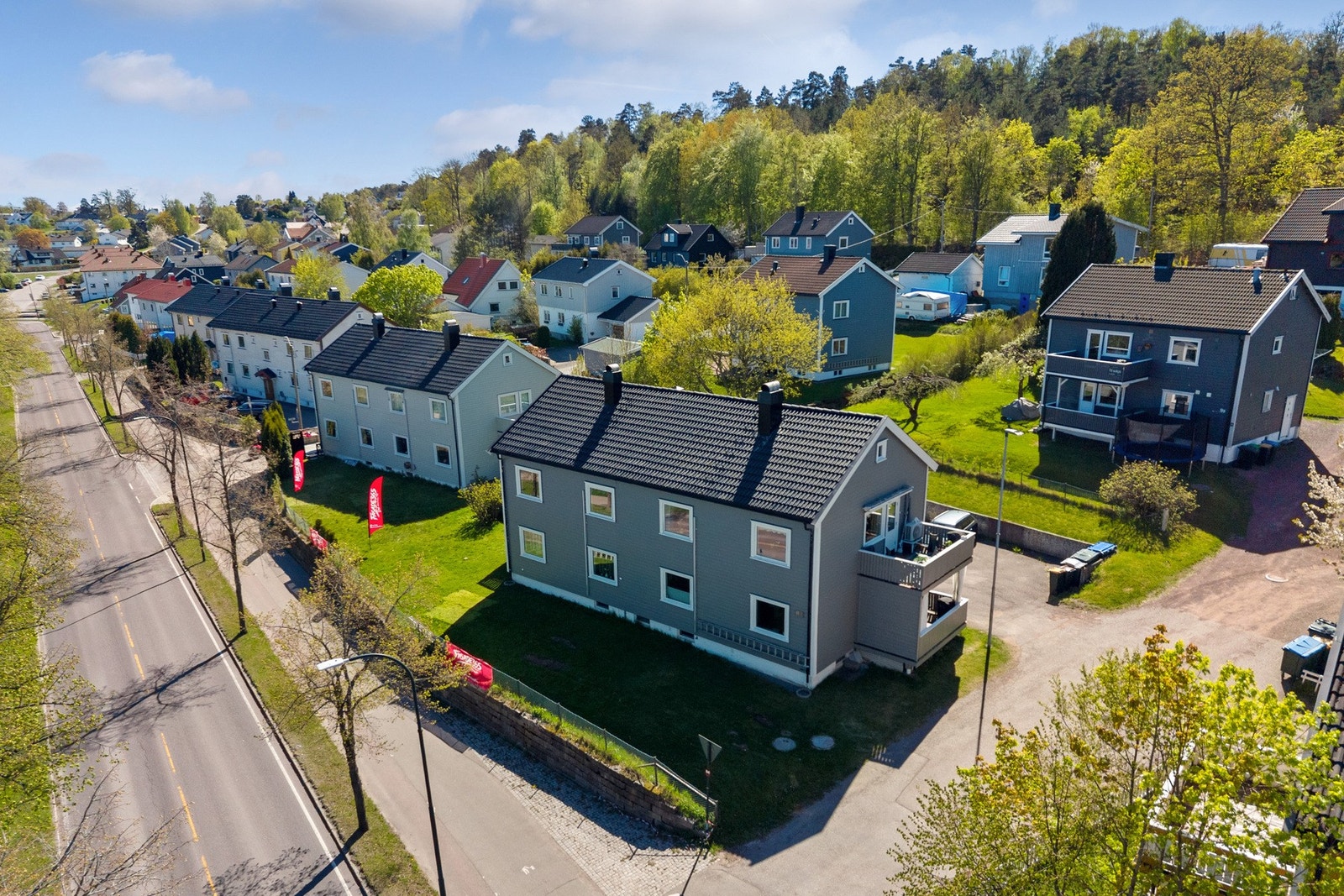 Omgivelsene er grønne og fredfulle, samtidig som det er kort vei til by og byliv, tog og butikker Galleribilde