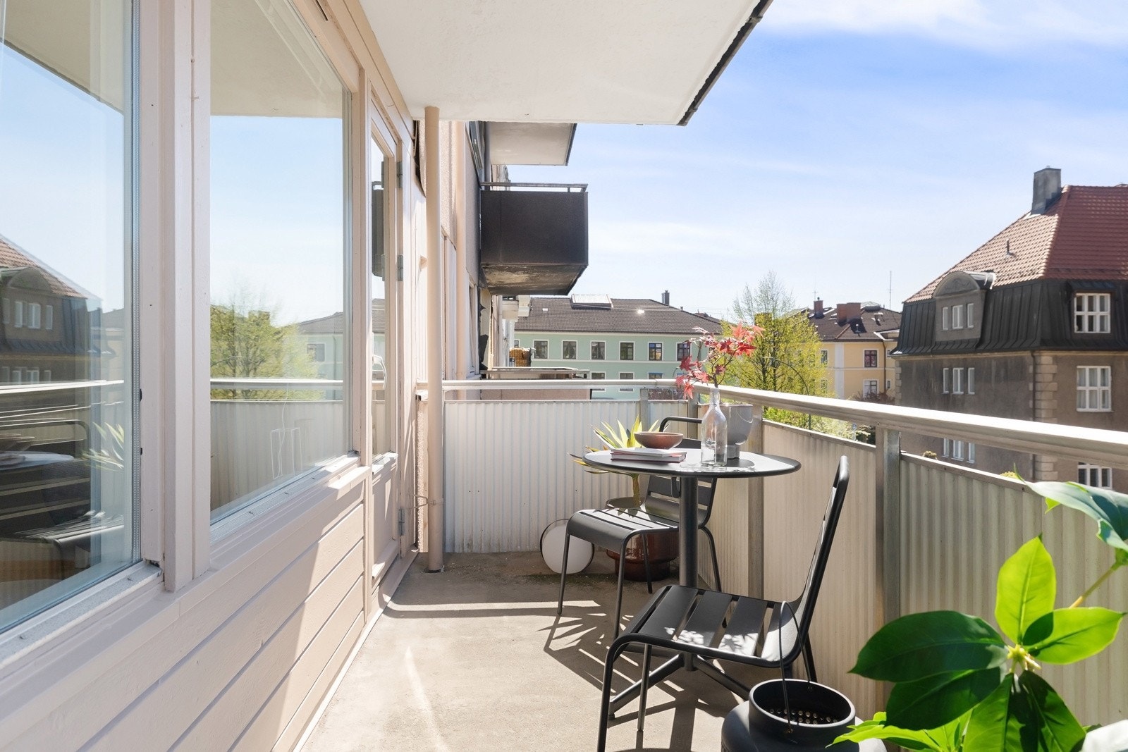 Fra stuen er det utgang til en romslig sørvestvendt balkong på 7kvm med gode solforhold og plass til utemøbler Galleribilde