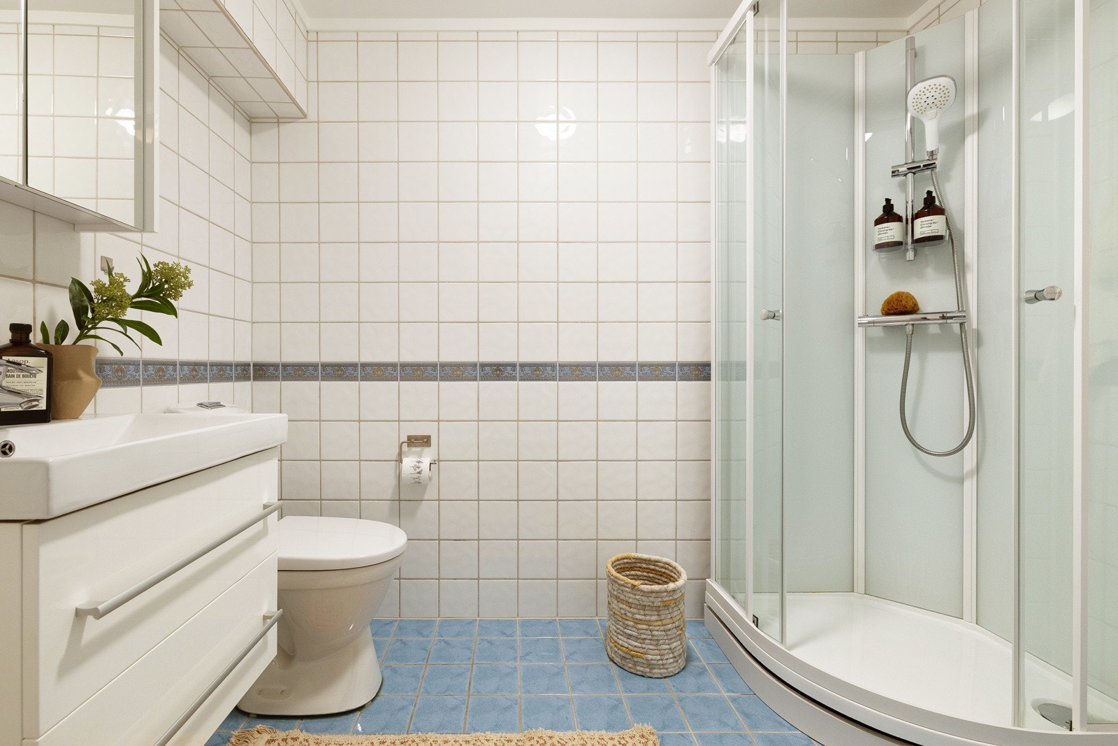 Eldre bad med flis på gulv og flis på vegger. Malt overflate i himling. Det er behov for totalrenovering av våtrommet Galleribilde