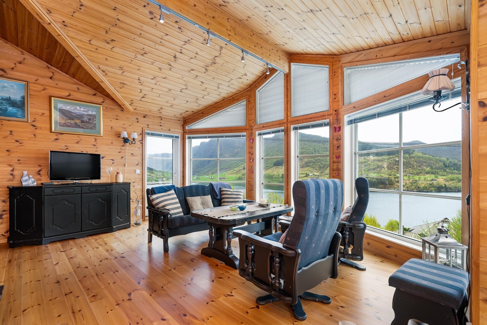 Her har man en flott utsikt til Masfjorden i fra sofakroken. Galleribilde