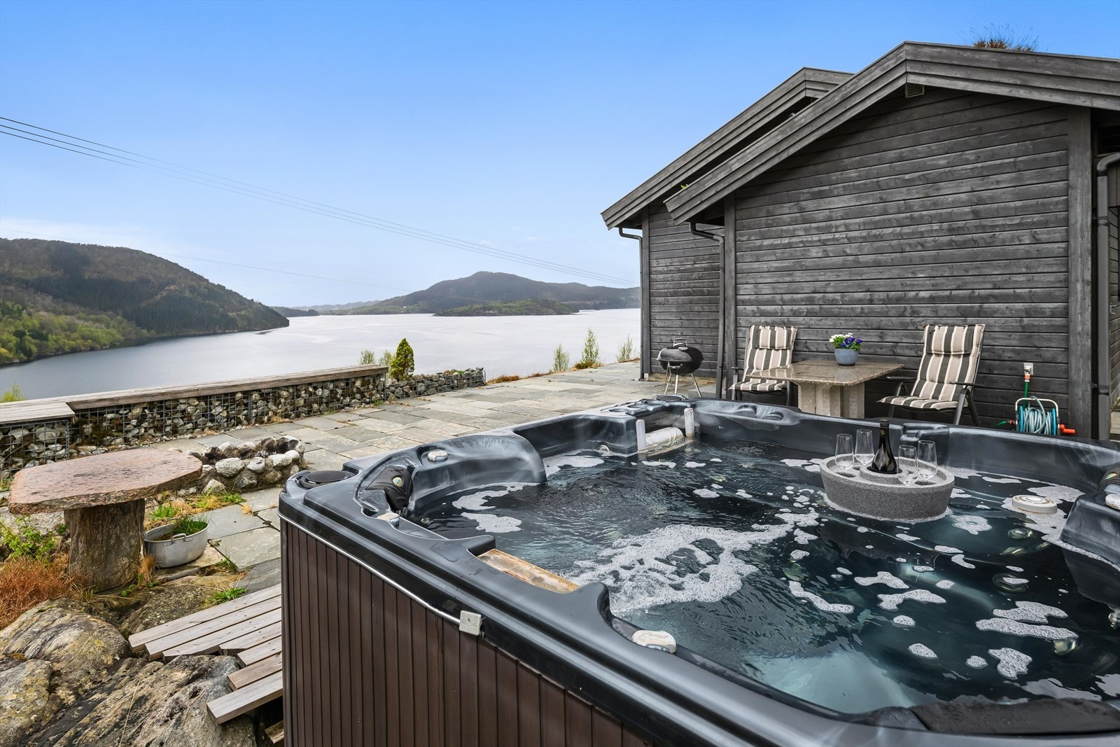 Det medfølger også boblebad med flott utsikt. Galleribilde