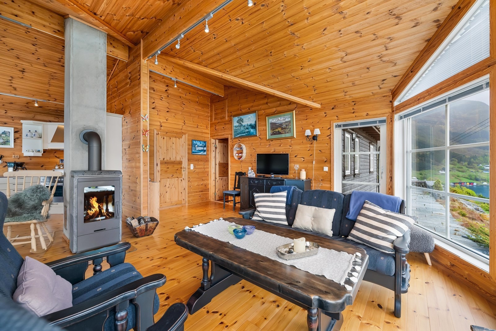 Effektiv klebersteinsovn i stuen gir varme og hygge. Galleribilde