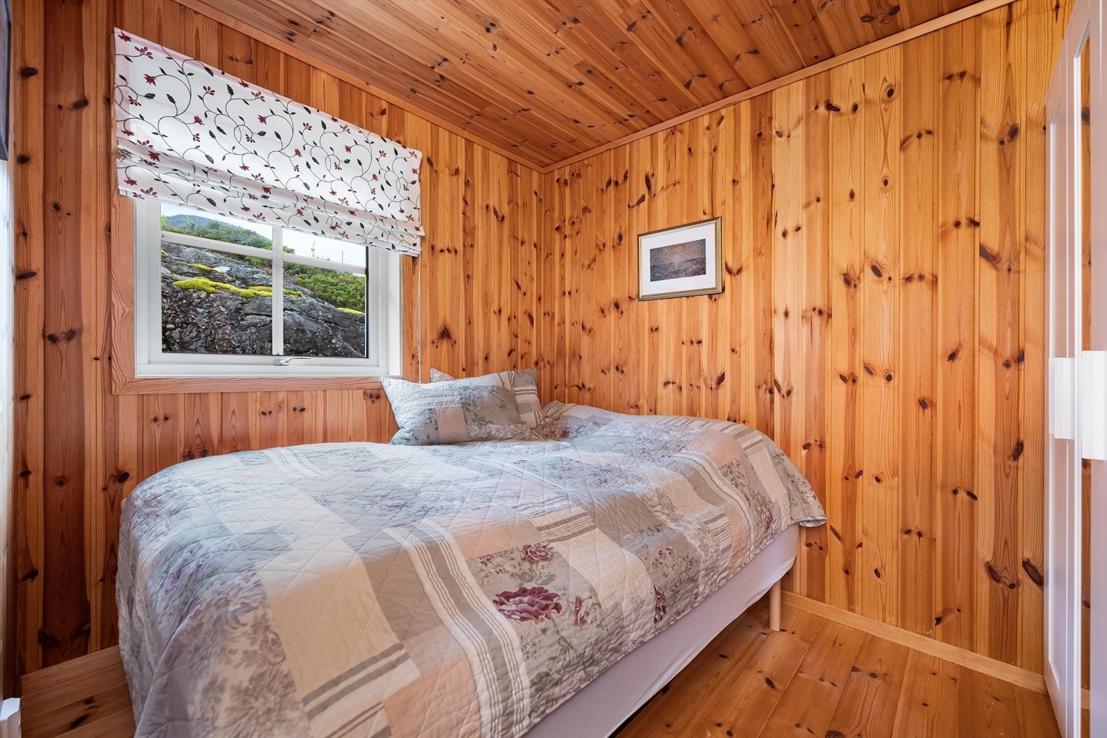 Hovedsoverom med plass for dobbeltseng og garderobe. Galleribilde