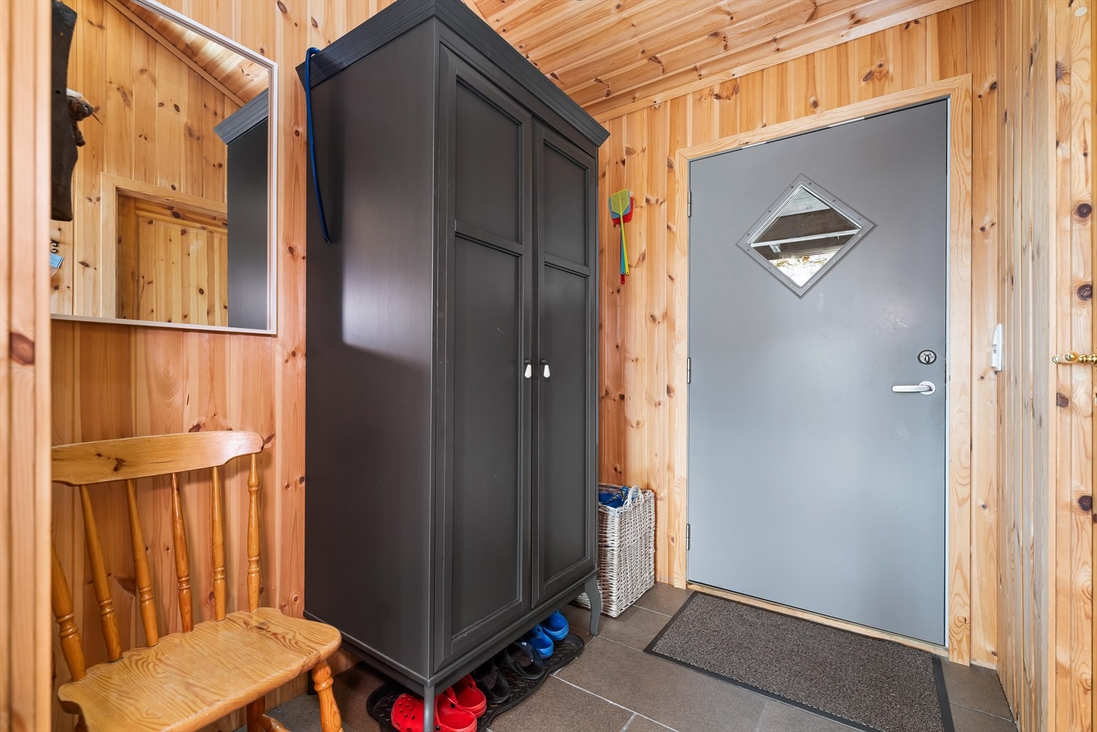Entré/gang med god plass for yttertøy og inngang til bod. Galleribilde