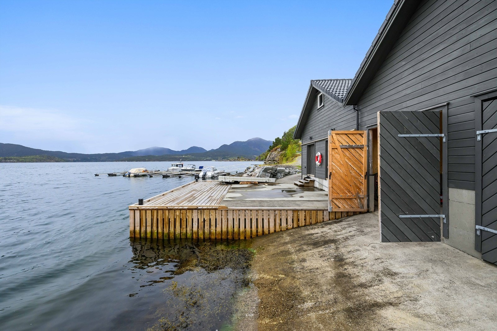 I tillegg til hytten som ligger fint til på et høydedrag, så har man også et flott naust med båtopptrekk og kaiplass . Galleribilde