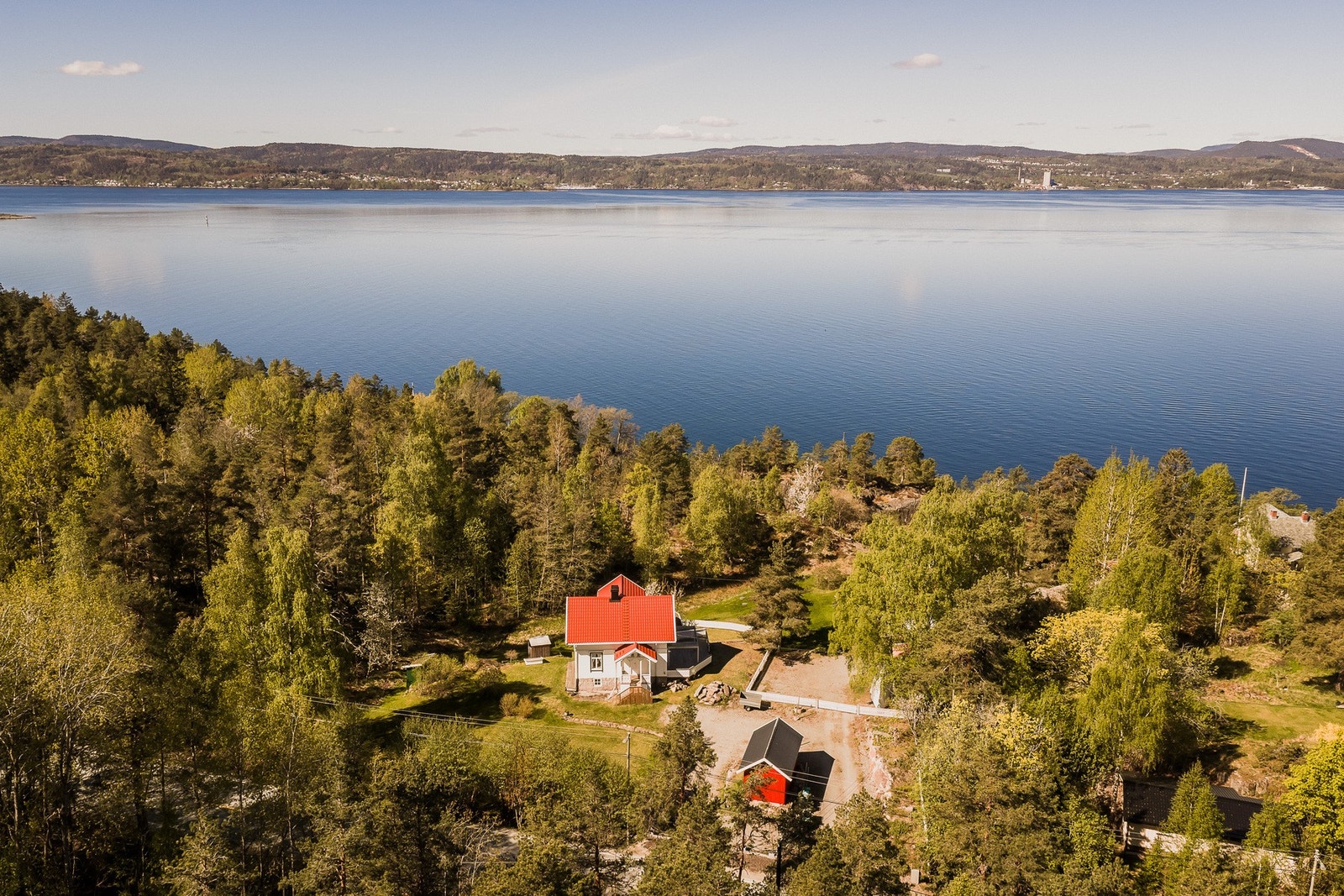 Kort avstand til sjøen, kun 136 meter ned til vannkanten. Galleribilde