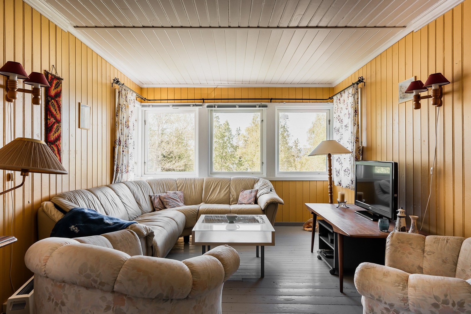 Koselig loftstue med fint lys og utsyn mot naturen. Galleribilde
